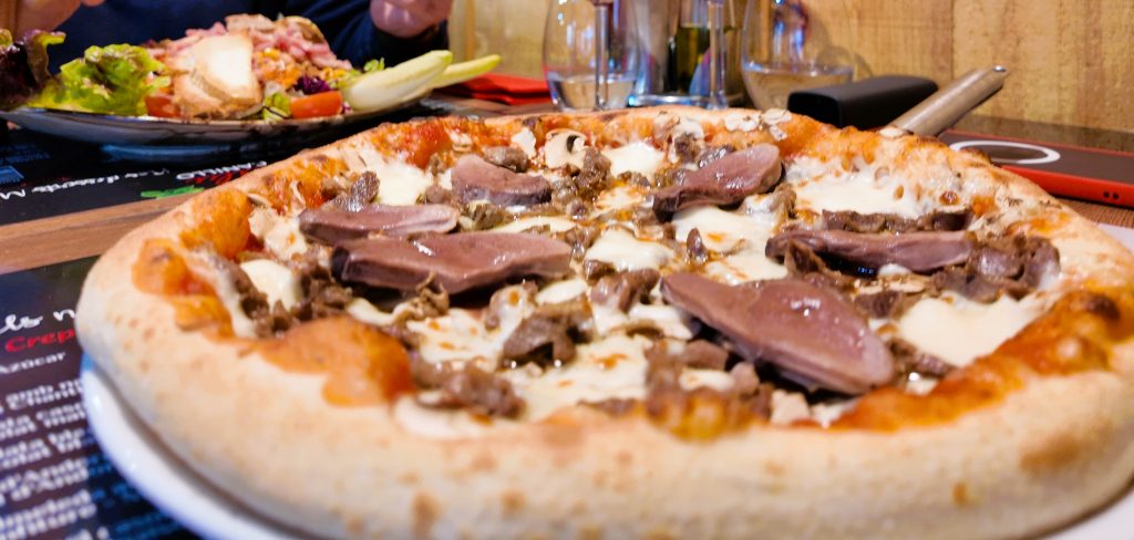 A Cal LULU a Canillo trobareu el Mercedes Benz de les Pizzes, com diu la seva propietària: « Pizzas haute de Gamme ». Aquesta pizza amb magret de canard i pedrers, és única, exclusiva i irrepetible a Andorra.