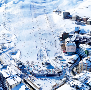 Grifo Vacances Pas de la Case, Andorre. Entrenamiento deportivo en altura. Regala a tu equipo una estancia excepcional en Andorra. https://consultoriaandorra.my.canva.site/entra-nement-sportif-en-altitude-offrez-votre-quipe-un-s-jour-d-exception-en-andorre Como apasionado del deporte y agente inmobiliario especializado en Andorra, decidí combinar mis dos especialidades para ofrecerte una experiencia única: organizar campamentos deportivos a medida en Pas de la Casa, la estación de esquí más alta de los Pirineos (2000 m sobre el nivel del mar). Haremos todo lo posible para que tu equipo disfrute de una estancia óptima, combinando rendimiento, comodidad y una logística controlada. ¡Entrena en la cima, en la estación más alta de los Pirineos! ¿Buscas un lugar para fortalecer el espíritu de equipo, mejorar tu rendimiento y desconectar? ¡Bienvenido a Pas de la Casa, en Andorra, la estación de alta montaña ideal para campamentos deportivos! ¿Por qué elegir nuestro destino para tu próximo campamento? Gran altitud (2000 m): ideal para mejorar la resistencia, la recuperación y la capacidad cardiorrespiratoria. Disponemos de más de 50 alojamientos (residencias, chalets) adaptados a grupos de todos los tamaños. Instalaciones completas disponibles: Sala de musculación y fitness en el polideportivo Pas de la Casa. Piscina climatizada de entrenamiento, jacuzzi, sauna, baño turco. Pistas deportivas cubiertas (bajo petición). Actividades de “team-building”: senderismo guiado, vías ferratas, BTT, deportes de invierno (en temporada). ¿Para quién es? Fútbol, ​​rugby, baloncesto, balonmano, equipos de natación, ciclismo. Equipos de atletismo, triatlón. Campamentos de preparación física para estudiantes de deportes y deportes. Estancias personalizables durante todo el año. Ya sea para la preparación de la temporada, el entrenamiento físico o los campamentos de recuperación, ¡adaptamos tu estancia a tus objetivos! Contáctanos para un presupuesto personalizado (respuesta rápida en 24 horas) grifovacances@andorra.ad +376855250 Correo electrónico Marine.Molinier@immogrifo.com Sube de nivel y avanza. Tu equipo se merece el mejor entorno para crecer. https://consultoriaandorra.my.canva.site/entra-nement-sportif-en-altitude-offrez-votre-quipe-un-s-jour-d-exception-en-andorre