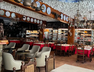 Mejores opciones para automatizar la gestión de un restaurante Automatizar la gestión de un restaurante es clave para mejorar la eficiencia, reducir errores y potenciar la experiencia del cliente y la rentabilidad. Hoy existen soluciones avanzadas para cubrir todas las áreas operativas, desde la toma de pedidos y reservas, hasta la gestión de inventario y análisis financiero. 1. Sistemas POS (Punto de Venta) Integrados BDP: Todo en uno, ideal para gestión de pedidos, mesas, stock y análisis de ventas en tiempo real. Muy robusto para integrar hardware (cajones, impresoras, terminales móviles) y compatible con automatización de efectivo12. Toast POS: Plataforma en la nube fácil de usar. Permite pedidos online, control remoto y análisis de ventas desde cualquier dispositivo13. Camarero10: Cubren necesidades desde gestión de personal a facturación electrónica y control de caja, ideal para una solución integral4. 2. Gestión de Reservas y Mesas OpenTable: Automatiza reservas, controla ocupación de mesas en tiempo real y facilita la integración con facturación y eventos especiales3. Tablein: Automatiza la gestión de reservas, con funcionalidades para previsión de asistencia y optimización de turnos5. 3. Optimización de Cocina y Pedidos Sistemas de gestión de cocina: Los pedidos enviados digitalmente desde el salón o las apps llegan a pantallas en cocina, eliminando errores y optimizando tiempos de servicio2. Quioscos/Apps de auto-pedido: Permiten que el cliente haga su pedido y pague sin intermediarios, aumentando la eficiencia en salas concurridas6. 4. Automatización de Inventario y Compras MarketMan: Seguimiento automático del inventario, alertas de stock bajo y pedidos automáticos a proveedores; reduce errores manuales y pérdidas3. WISK: Especializado en inventario para bares y restaurantes, integra escáner de códigos, gestión de proveedores y generación automática de pedidos7. 5. Recursos Humanos y Nóminas PayFit: Automatiza la gestión de nóminas, vacaciones y ausencias. Todo centralizado y fácil de acceder por el responsable de personal4. Jibble: Seguimiento de asistencia y programación de turnos de personal, herramienta gratuita y fácil de integrar8. 6. Administración, Finanzas y Business Intelligence Restaurant365: Plataforma completa basada en la nube, combina control financiero, análisis, gestión de ventas, inventario y personal, con potentes paneles de datos e informes visuales5. Quickbooks: Muy usado para contabilidad y finanzas, integración directa con los sistemas POS líderes7. 7. Robots, Inteligencia Artificial y Automatización Avanzada Robots de cocina o reparto: Existen sistemas que automatizan pasos repetitivos o entregas (más usados en grandes cadenas o locales innovadores)6. IA para compras, reservas y administración: La inteligencia artificial puede predecir demanda, optimizar precios y personal, y reducir errores en administración6. Resumen en Tabla Área Solución Destacada Función Principal Punto de Venta BDP, Toast POS, Camarero10 Gestión integral: ventas, stock, mesas, análisis Reservas OpenTable, Tablein Automatización de reservas y control de ocupación Cocina Sistema de gestión de cocina Automatización de pedidos y comunicación en cocina Inventario MarketMan, WISK Control automático de existencias y compras Personal PayFit, Jibble Nóminas, asistencia, turnos Finanzas Restaurant365, Quickbooks Administración completa y reporting visual IA/Robótica Diversos (según escala) Procesos repetitivos y servicio al cliente Consejos para Implementar la Automatización Realiza un diagnóstico previo de tus necesidades. Elige soluciones escalables y que integren varias áreas. Prioriza sistemas en la nube y con soporte técnico en español. Forma al equipo para facilitar la adopción de nuevas tecnologías. Evalúa el retorno de inversión y mide resultados de eficiencia periódicamente. La automatización no consiste solo en reducir trabajo manual, sino en potenciar cada etapa de la experiencia gastronómica, desde la reserva hasta el cobro y la fidelización del cliente415362. https://www.loginfar.com/los-5-mejores-softwares-para-hosteleria-en-2024-optimiza-la-gestion-de-tu-negocio/ https://tableo.com/es/tecnologia-innovacion/optimizacion-de-operaciones-y-eficiencia/ https://hoteltechreport.com/es/news/restaurant-billing-software https://combohr.com/es/blog/mejores-software-restaurantes https://www.tablein.com/es/blog/restaurant-automation-systems https://monouso.es/blog/como-automatizar-un-restaurante-seis-estrategias/ https://www.wisk.ai/es/blog/herramientas-esenciales-para-la-gestion-de-restaurantes https://www.jibble.io/es/mejor-software/sistemas-gestion-restaurantes-gratis https://www.covermanager.com/es/mejor-software-de-gestion-para-restaurantes/ https://www.trgsolutions.com/es/insights-events/blog/from-table-to-tech-the-best-restaurant-technol-1