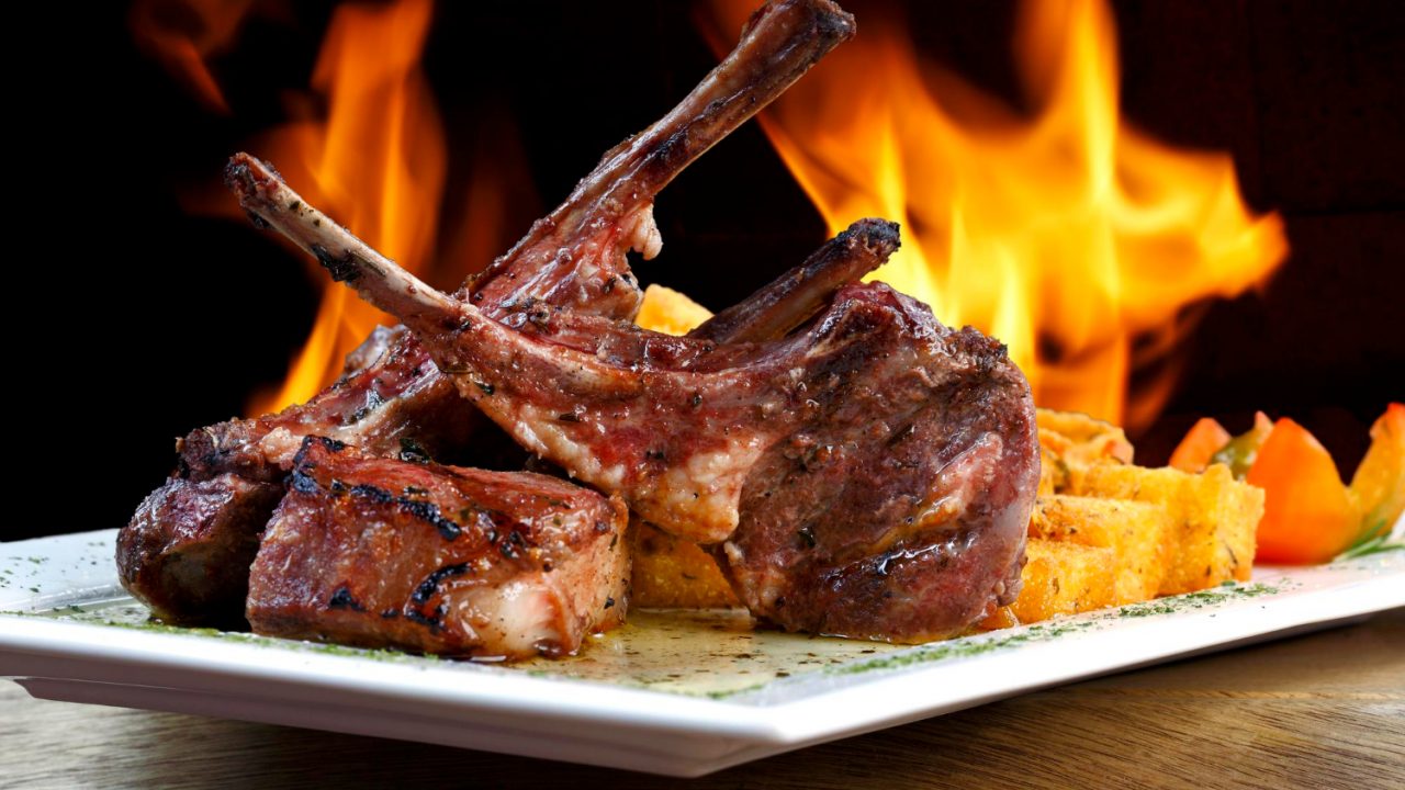 El podcast aborda las diferencias fiscales entre España y Andorra, la situación de los autónomos españoles, la perspectiva de influencers como Raquel Martínez y el impacto demográfico en Andorra por esta migración fiscal.