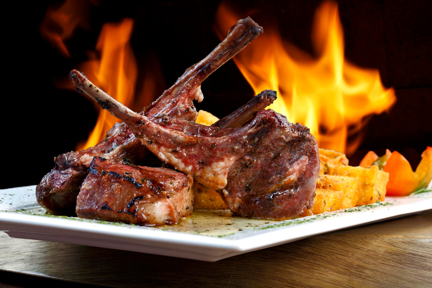 Què és Andorra a Taula 2025? Andorra a Taula 2025 és la 19a edició de les jornades gastronòmiques més emblemàtiques del país, una cita anual impulsada per la Unió Hotelera d’Andorra i recolzada per Andorra Turisme i patrocinadors del sector. Aquesta iniciativa, que se celebra del 8 al 30 de novembre de 2025, reuneix prop de 40 restaurants d’arreu del Principat que ofereixen menús especials creats exclusivament per l’ocasió, fent valdre tant la cuina tradicional com la creativa, amb un enfocament en el producte de proximitat i de temporada. Què representa? Mostra gastronòmica de país: És una celebració de la riquesa i la diversitat culinària andorrana, una plataforma per promocionar la restauració local i els aliments autòctons. Referent al calendari culinari: Amb el pas dels anys, s'ha consolidat com una de les cites gastronòmiques més importants d’Andorra, incentivant la innovació i la qualitat entre els restauradors. Espai de trobada: Reuneix locals i visitants al voltant d’una experiència gastronòmica única, convertint-se en motor social, cultural i econòmic del país durant la temporada baixa turística. Per a què serveix? Dinamitzar la restauració: L’objectiu principal d’Andorra a Taula és donar visibilitat a la restauració andorrana i dinamitzar el sector fora de la temporada alta, atraient públic local i internacional. Fomentar el turisme gastronòmic: Serveix com a reclam per atraure visitants amants de la bona taula, creant sinergies amb altres esdeveniments (com l’Andorra Shopping Festival) i allargant l'estada dels turistes al país. Promocionar productes de proximitat: Els menús destaquen ingredients locals de qualitat, afavorint la producció del país, des de la carn i formatges fins a productes de muntanya i temporada. Facilitar l’accés a la cuina d’autor: Molts restaurants ofereixen menús degustació i plats especials a preus competitius, apropant la cuina d’alt nivell a una àmplia gamma de públic i fent possible tastar novetats gastronòmiques que potser no es troben a la carta habitual. Impulsar la innovació: Les jornades estimulen la creativitat dels xefs locals, que sovint inclouen a les seves propostes creacions noves o reinterpretacions de la cuina tradicional. Resum de beneficis Àmbit Benefici principal Gastronomia Fa valdre la cuina d’Andorra i productes locals Economia Dinamitza el sector restaurador i el comerç Turisme Atrau visitants i allarga la temporada turística Societat Genera cohesió i orgull entre restauradors i públic En definitiva:Andorra a Taula 2025 representa la millor oportunitat de gaudir de la gastronomia andorrana en tota la seva esplendor, alhora que impulsa el sector, promou el país i crea experiències úniques tant per als locals com per als visitants.