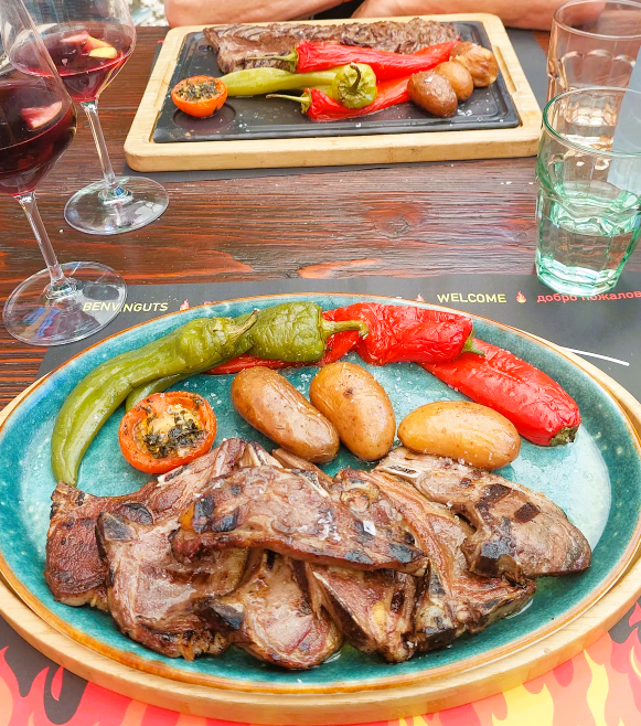 Sur la route de Grandvalira, niché au cœur du village de Meritxell, La Sangria Grill vous accueille dans un cadre rustique et chaleureux, avec l’une des plus belles terrasses de la saison. Soleil, montagne, bonne viande… que demander de plus ?