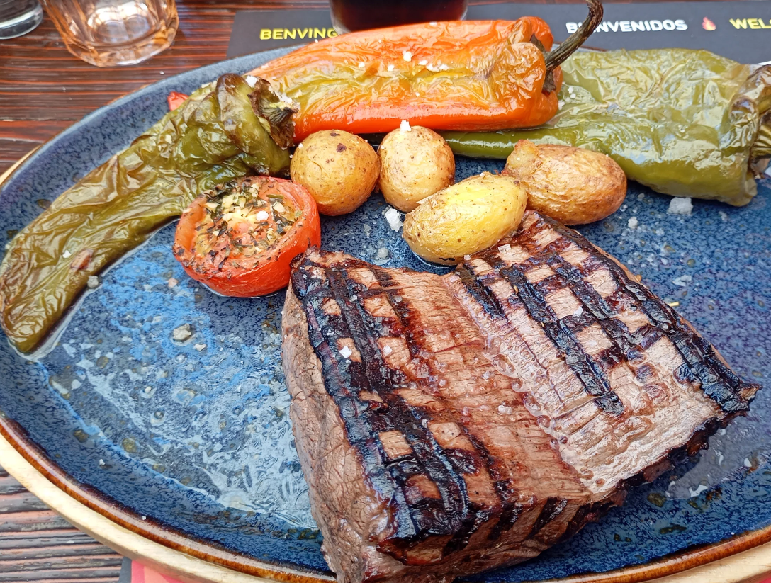 Sur la route de Grandvalira, niché au cœur du village de Meritxell, La Sangria Grill vous accueille dans un cadre rustique et chaleureux, avec l’une des plus belles terrasses de la saison. Soleil, montagne, bonne viande… que demander de plus ?