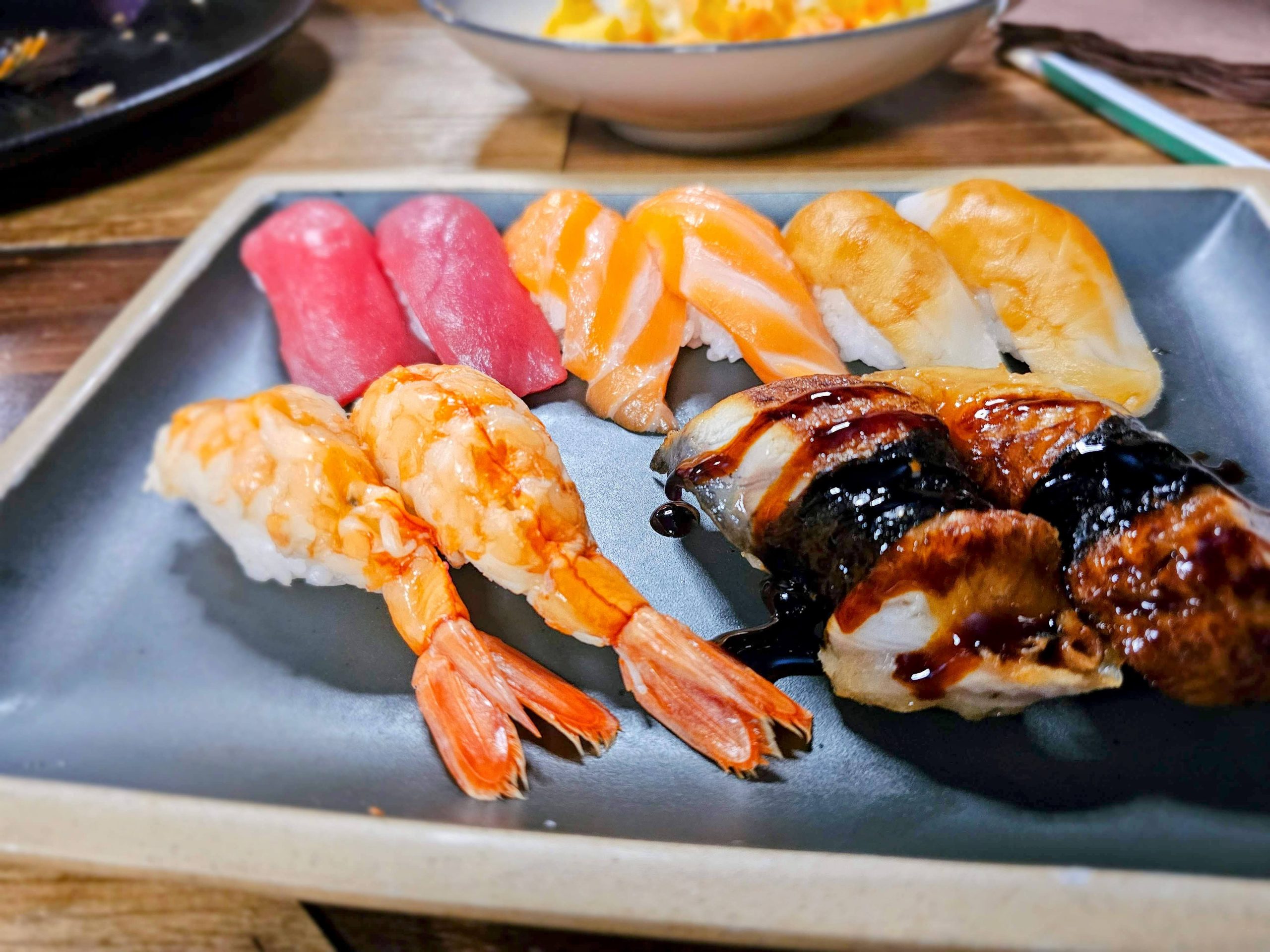 En Taverna Cal Roka todo se cocina en nuestro propio restaurante, garantizando frescura y calidad en cada plato. Apostamos por una fusión creativa y cuidada, donde el producto y la elaboración se miman al máximo.