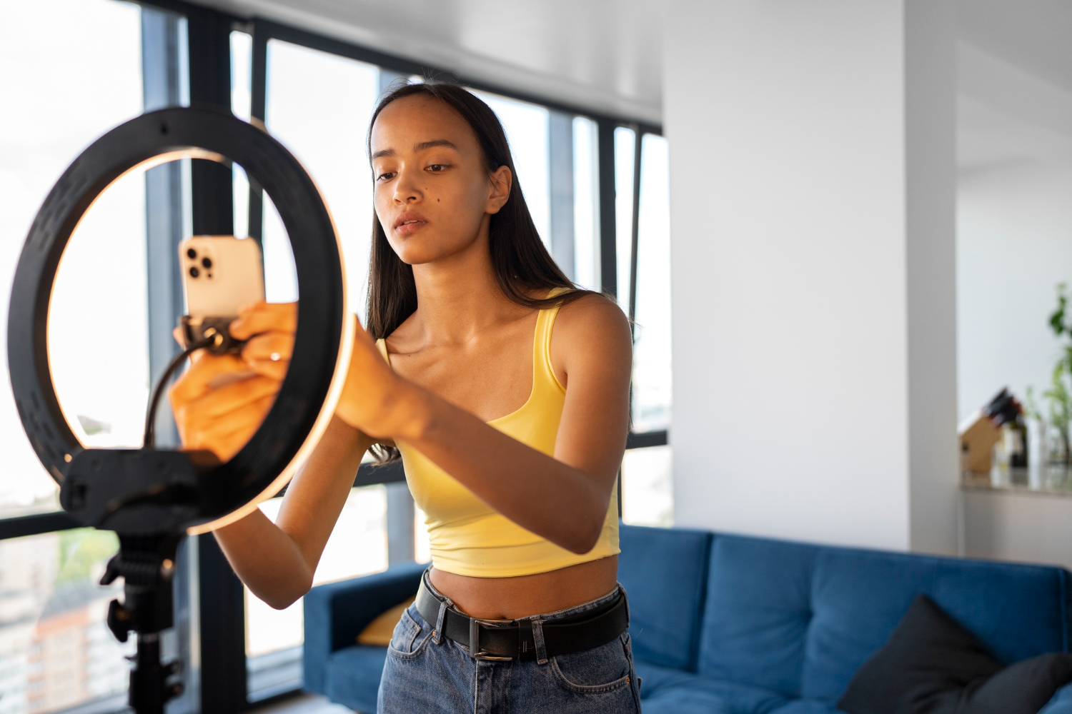 TikTok ha reducido la cantidad de hashtags permitidos a 5 por varias razones: 📉 Cambios en el Algoritmo: Esta limitación busca mejorar la calidad del contenido y reducir la saturación de hashtags, haciendo que el descubrimiento de contenido sea más efectivo. ✨ Enfoque en la relevancia: Al restringir el número de hashtags, se alienta a los creadores a seleccionar aquellos que sean más relevantes, lo que puede dar como resultado una mejor interacción al conectar a los usuarios con el contenido que realmente desean ver. 🛠️ Actualización de Políticas: Este cambio refleja una modificación en las políticas de TikTok, con el objetivo de mejorar la experiencia del usuario y la calidad del contenido en la plataforma.