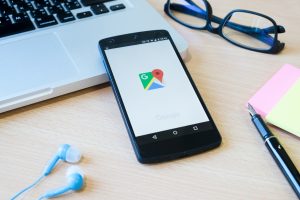 La importancia de Google Business para el éxito de tu restaurante u hotel En la era digital, la visibilidad y reputación online son factores imprescindibles para el crecimiento y la estabilidad de cualquier restaurante, hotel o empresa de servicios. Si bien existen muchas plataformas para promocionar y captar clientes, Google Business se ha consolidado como una herramienta indispensable para destacar en las búsquedas locales, mejorar la experiencia del cliente y potenciar la competitividad. ¿Qué es Google Business y por qué es tan relevante? Google Business Profile (antiguamente Google My Business) es la tarjeta de presentación digital de tu negocio en Google. Permite mostrar la información clave (nombre, ubicación, horario, servicios, fotos, reseñas, menús, enlaces de reserva) directamente en los resultados de búsqueda y en Google Maps, de forma fácil y accesible para cualquier usuario. Esta plataforma no solo ayuda a los usuarios a encontrar y elegir tu restaurante o hotel, sino que también aporta ventajas determinantes: Mejora la visibilidad local: Aparecer en la primera página o en el mapa de Google es fundamental para captar clientes cercanos y viajeros en busca de recomendaciones. Genera confianza: Un perfil completo, con fotos profesionales, reseñas y respuestas activas, transmite credibilidad y profesionalidad desde el primer contacto. Aumenta las reservas y ventas: Los clientes toman decisiones rápidas, pueden llamar, reservar mesa, habitación o pedir indicaciones con solo un clic gracias a Google Business. Recoge reseñas y valoraciones: Gestionar las opiniones te permite conectar con tus clientes, solucionar incidencias, agradecer los comentarios positivos y reaccionar ante posibles críticas. Promoción y novedades: Puedes publicar actualizaciones, eventos, ofertas especiales y destacar platos o servicios nuevos directamente en tu perfil. Ventajas clave para restaurantes y hoteles Capta clientes en el momento decisivo: La mayoría busca “restaurante cerca de mí” o “hotel en [ubicación]” desde su móvil. Un perfil optimizado multiplica las posibilidades de aparecer en esas búsquedas. Gestión activa de la reputación: Responder reseñas, compartir imágenes actualizadas, y dar información real permite dar la mejor imagen y aumentar la satisfacción y la fidelidad. Facilita la reserva y localización: La integración con Google Maps y el botón de reserva directa reduce la fricción para el usuario y aumenta la conversión. Información siempre actual: Cambios de horario, nuevas cartas, servicios temporales… Todo puede mostrarse al momento en tu ficha, evitando pérdidas de clientes por información desactualizada. Impacto SEO local: Google prioriza en sus resultados los negocios con perfiles optimizados, generando más visitas y oportunidades en tu web y redes sociales. ¿Cómo crear y mantener un perfil de Google Business exitoso? Completa toda la información: Horarios, contactos, descripción, enlaces y atributos del negocio. Sube fotografías de calidad: Platos, estancias, eventos, personal, entorno; imágenes reales y atractivas que marquen la diferencia. Solicita y responde las reseñas: Dialoga con tus clientes, agradece, aprende y demuestra una atención auténtica. Mantén el perfil actualizado: Siempre que haya cambios relevantes, nuevos servicios o novedades, actualízalo. Publica posts y ofertas: Utiliza la función de publicaciones para comunicar promociones o destacar fechas especiales. Ejemplo de éxito Desde nuestra experiencia gestionando el marketing de restaurantes y hoteles en Andorra y Francia, hemos comprobado cómo la presencia activa en Google Business impulsa reservas, aumenta la reputación y refuerza la imagen ante clientes locales y turistas. Los perfiles que mantenemos generan centenares de interacciones cada mes, fotos vistas miles de veces y reseñas que ayudan a crecer día a día. Conclusión:Crear y mantener un perfil de Google Business profesional es la base para cualquier estrategia digital eficaz en hostelería y restauración. Es el primer paso para diferenciarse, posicionarse y atraer clientes que buscan experiencias genuinas. Si buscas potenciar tu negocio, empieza por Google Business: tu escaparate digital, abierto 24/7 al mundo. ¿Quieres mejorar el perfil de Google Business de tu restaurante o hotel? En www.marquetingdecontinguts.com y www.marketing-de-contenidos.com te ayudamos a optimizar, gestionar y crecer en el entorno digital. ¡Tu éxito empieza aquí!
