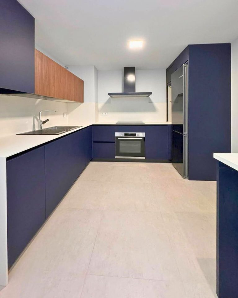 En METODO CONSTRUCTORA sabemos que la cocina no es solo un lugar para cocinar, sino un espacio de diseño, confort y convivencia familiar.Por eso, trabajamos con OB Cocinas, fabricante español líder en cocinas a medida, con acabados únicos, calidad exclusiva y soluciones de almacenamiento inteligentes.