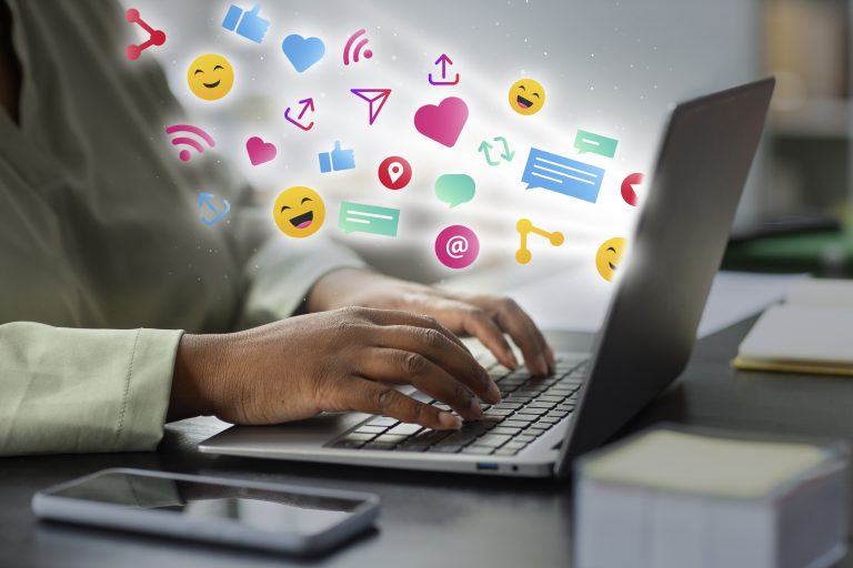 La Venta Ética: Escuchando para Resolver Problemas del Cliente en este episodio, exploramos la venta ética como una herramienta clave para ayudar a los clientes a tomar decisiones informadas. Hablamos sobre la importancia de escuchar, superar objeciones y construir confianza a través de técnicas de persuasión sutil. Además, abordamos el proceso de negociación y la necesidad de entender diferentes personalidades para lograr un éxito genuino en las ventas.