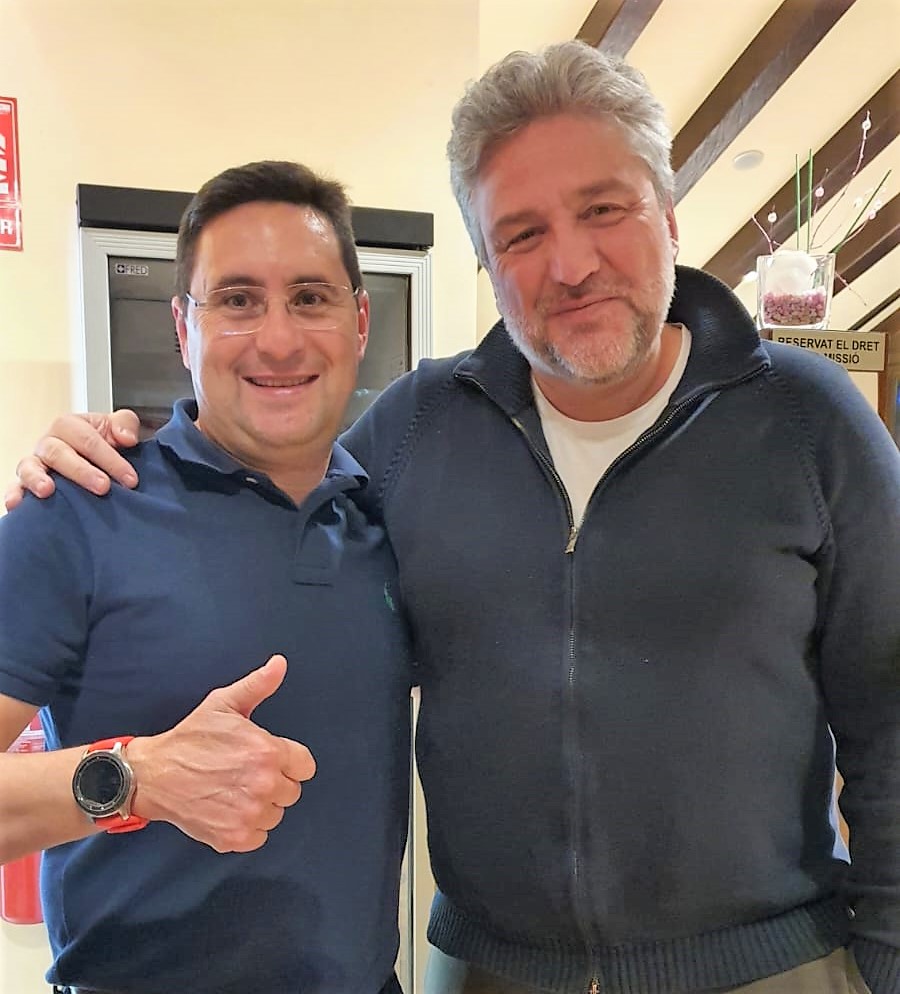 Àlex Rovira Celma: Un Far en el Món del Creixement Personal i Professional. Àlex Rovira Celma és un destacat escriptor, conferenciant i consultor català, conegut mundialment pels seus llibres i les seves xerrades sobre desenvolupament personal i lideratge. La seva obra ha influït milions de persones, oferint eines efectives per a la transformació personal i professional. En aquest post, explorarem la seva trajectòria i les seves principals aportacions al món del creixement personal. Trajectòria Professional Nascut a Barcelona el 1969, Àlex Rovira es va formar en Economia i Empresa a ESADE, una de les escoles de negocis més prestigioses d'Europa. Després de completar els seus estudis, Rovira va començar a treballar en el món empresarial, però aviat va adonar-se que el seu veritable interès residia en ajudar les persones a créixer i desenvolupar el seu potencial. Aquesta vocació el va portar a escriure diversos llibres d'èxit, a més de convertir-se en un conferenciant molt sol·licitat. Els seus treballs s'han traduït a més de 40 idiomes, arribant a un públic global que busca inspiració i eines pràctiques per millorar les seves vides. Obres Destacades "La Bona Sort" Un dels seus llibres més coneguts, "La Bona Sort", escrit conjuntament amb Fernando Trias de Bes, es presenta com una faula sobre la creació de la bona sort i la seva importància en l'èxit. El llibre ofereix una nova perspectiva sobre la manera com podem crear condicions favorables per a les nostres metes i objectius, destacant la importància de l'esforç continuat i la perseverança. "La Brúixola Interior" En aquest llibre, Rovira explora conceptes de lideratge personal i la recerca del sentit de la vida. "La Brúixola Interior" anima els lectors a reflexionar sobre les seves pròpies vides i a descobrir el camí que els portarà a l'autenticitat i la realització personal. "Els Set Poders" Amb "Els Set Poders", Rovira ofereix una guia pràctica que ensenya com desenvolupar set habilitats clau per a la transformació personal i professional. Aquest llibre posa èmfasi en la importància de la consciència, la confiança, la responsabilitat, i altres qualitats essencials per aconseguir l'èxit i el benestar. Impacte i Llegat L'impacte de les obres d'Àlex Rovira va més enllà de les seves paraules. Les seves idees han inspirat programes educatius, tallers i seminaris arreu del món, ajudant individus i organitzacions a assolir els seus objectius i a crear cultures més positives i productives. Àlex Rovira ens recorda que el canvi comença dins de cadascú de nosaltres i que, amb les eines adequades, podem transformar no només les nostres pròpies vides, sinó també les de les persones que ens envolten. La seva obra és un testimoni del poder de la voluntat i la determinació per crear una vida plena i significativa. Si busques inspiració per a la teva pròpia jornada de creixement personal o professional, les obres d'Àlex Rovira són un excel·lent punt de partida. Sigui quina sigui la teva situació actual, hi ha un món de possibilitats esperant ser descobert amb la guia d'aquest mestre del desenvolupament humà.