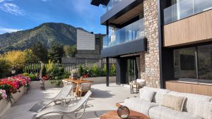 PIRINHOUSE ANDORRA: Tapicería y diseño de interiores prémium. En PIRINHOUSE ANDORRA elevamos sus espacios a la categoría de lujo y funcionalidad. Ofrecemos servicios profesionales de tapicería y proyectos de interiorismo prémium, transformando su hogar, oficina o local comercial con la más alta calidad y una visión de diseño distintiva. Contacto: Teléfono: +376 367 246 Email: pirinhouse@pirinhouse.com Web: https://pirinhouse.com/ 1. Tapicería y confección textil a medida: Distinción con la Firma de Denize Ponemos a su disposición servicios de tapicería de alta costura, tanto para interiores como para exteriores, dirigidos por la diseñadora de interiores Denize. Su visión estética aporta distinción y sofisticación a cada espacio. Nuestros servicios de tapicería: Renovación y Fabricación a Medida: Llevamos a cabo trabajos personalizados en sofás, sillas, sillones, colchas, colchonetas, cojines y cabeceros de cama. Utilizamos materiales de alta calidad y técnicas especializadas para garantizar gran durabilidad y acabados impecables en cada pieza, siempre bajo la dirección creativa de Denize. Textiles Exclusivos a medida: Diseñamos y confeccionamos cortinas, estores, cojines y complementos textiles. Nuestro equipo le asesora en la elección de tejidos, colores y estampados para crear ambientes únicos y acogedores que reflejen su personalidad. Nos encargamos de la medición, la confección artesanal y la instalación final. Acabados prémium y duraderos: Gracias a la experiencia de nuestro equipo y a la visión estética de Denize, logramos acabados lujosos y funcionales que transforman el aspecto de su hogar, terraza o jardín. Seguridad garantizada: Trabajamos exclusivamente con los mejores textiles hidrófugos e ignífugos, cuidadosamente seleccionados por Denize. Estos materiales cumplen con las más exigentes normativas europeas de seguridad. 2. Proyectos de Interiorismo Personalizados y Funcionales Transformamos viviendas y locales con proyectos de interiorismo que combinan funcionalidad y un estilo inconfundible. El proceso de diseño: Análisis y Concepto: Analizamos sus necesidades, gustos y la distribución del espacio para diseñar ambientes equilibrados, prácticos y estéticamente atractivos. Gestión Integral: Nos encargamos de cada fase del proyecto con profesionalidad: desde la elección de suelos, paredes, mobiliario, iluminación y detalles decorativos, hasta los acabados finales. Visualización: Le proporcionamos planos, “renders” y muestras para que pueda visualizar el resultado de su hogar o negocio antes de la ejecución. Resultado Único: Nuestro equipo de interioristas se inspira en las últimas tendencias, pero siempre respeta su visión, garantizando un resultado final, elegante, armonioso y totalmente funcional, que refleje su esencia y necesidades diarias. 3. Las marcas que marcan la diferencia: La selección de Denize En nuestro catálogo encontrará una selección de los mejores proveedores de textiles del mundo, elegidos por Denize para sus proyectos prémium: Marca Especialidad Distinción Camengo (Grupo Casamance) Telas para cortinas y tapizados Colecciones modernas, creativas y originales, ideales para transformar salones y dormitorios. Ejemplos: colecciones Hortense, Guatemala y Managua. Casamance Tapicerías, papeles pintados y accesorios Referente en diseño con colecciones inspiradoras que marcan tendencia, creando espacios auténticos y de sofisticada elegancia. Armura Tejidos para tapicería e ignífugos Amplia selección de linos, algodones y materiales técnicos (Trevira, Poliéster FR), ideales para proyectos exigentes y cosmopolitas. Christian Fischbacher 1819 Confección exquisita, mantas y colchas Marca suiza con más de dos siglos de historia, conocida por su pasión por la calidad y la distinción en estilos modernos y clásicos. Aldeco Telas, cortinas y papeles pintados Colecciones inspiradas en tendencias internacionales y patrimonio cultural, convirtiendo sueños en elegantes realidades. AB Tapicería Materiales de Relleno (Espuma, Floca, Guata) Proveedor de confianza para materiales de relleno de alta calidad, diseñados a medida, esenciales para la durabilidad y comodidad de cada pieza. ¿Quiere renovar su hogar o negocio con cortinas a medida y un proyecto de decoración único? Contáctenos en PIRINHOUSE ANDORRA y déjenos ayudarle a crear el espacio elegante y funcional que siempre ha deseado. La excelencia en tapicería y el diseño prémium le esperan.