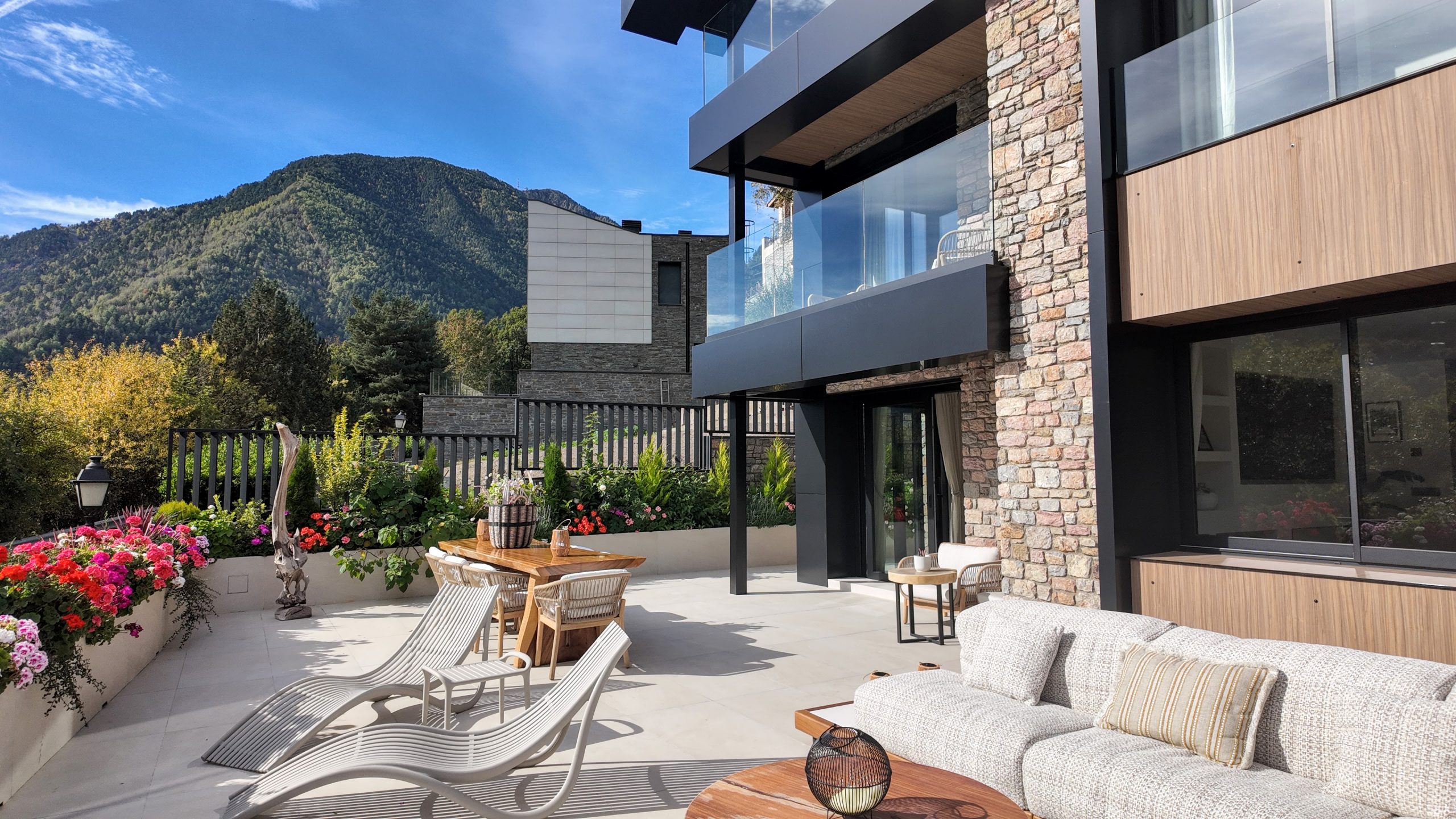 PIRINHOUSE ANDORRA: Tapicería y diseño de interiores prémium. En PIRINHOUSE ANDORRA elevamos sus espacios a la categoría de lujo y funcionalidad. Ofrecemos servicios profesionales de tapicería y proyectos de interiorismo prémium, transformando su hogar, oficina o local comercial con la más alta calidad y una visión de diseño distintiva. Contacto: Teléfono: +376 367 246 Email: pirinhouse@pirinhouse.com Web: https://pirinhouse.com/ 1. Tapicería y confección textil a medida: Distinción con la Firma de Denize Ponemos a su disposición servicios de tapicería de alta costura, tanto para interiores como para exteriores, dirigidos por la diseñadora de interiores Denize. Su visión estética aporta distinción y sofisticación a cada espacio. Nuestros servicios de tapicería: Renovación y Fabricación a Medida: Llevamos a cabo trabajos personalizados en sofás, sillas, sillones, colchas, colchonetas, cojines y cabeceros de cama. Utilizamos materiales de alta calidad y técnicas especializadas para garantizar gran durabilidad y acabados impecables en cada pieza, siempre bajo la dirección creativa de Denize. Textiles Exclusivos a medida: Diseñamos y confeccionamos cortinas, estores, cojines y complementos textiles. Nuestro equipo le asesora en la elección de tejidos, colores y estampados para crear ambientes únicos y acogedores que reflejen su personalidad. Nos encargamos de la medición, la confección artesanal y la instalación final. Acabados prémium y duraderos: Gracias a la experiencia de nuestro equipo y a la visión estética de Denize, logramos acabados lujosos y funcionales que transforman el aspecto de su hogar, terraza o jardín. Seguridad garantizada: Trabajamos exclusivamente con los mejores textiles hidrófugos e ignífugos, cuidadosamente seleccionados por Denize. Estos materiales cumplen con las más exigentes normativas europeas de seguridad. 2. Proyectos de Interiorismo Personalizados y Funcionales Transformamos viviendas y locales con proyectos de interiorismo que combinan funcionalidad y un estilo inconfundible. El proceso de diseño: Análisis y Concepto: Analizamos sus necesidades, gustos y la distribución del espacio para diseñar ambientes equilibrados, prácticos y estéticamente atractivos. Gestión Integral: Nos encargamos de cada fase del proyecto con profesionalidad: desde la elección de suelos, paredes, mobiliario, iluminación y detalles decorativos, hasta los acabados finales. Visualización: Le proporcionamos planos, “renders” y muestras para que pueda visualizar el resultado de su hogar o negocio antes de la ejecución. Resultado Único: Nuestro equipo de interioristas se inspira en las últimas tendencias, pero siempre respeta su visión, garantizando un resultado final, elegante, armonioso y totalmente funcional, que refleje su esencia y necesidades diarias. 3. Las marcas que marcan la diferencia: La selección de Denize En nuestro catálogo encontrará una selección de los mejores proveedores de textiles del mundo, elegidos por Denize para sus proyectos prémium: Marca Especialidad Distinción Camengo (Grupo Casamance) Telas para cortinas y tapizados Colecciones modernas, creativas y originales, ideales para transformar salones y dormitorios. Ejemplos: colecciones Hortense, Guatemala y Managua. Casamance Tapicerías, papeles pintados y accesorios Referente en diseño con colecciones inspiradoras que marcan tendencia, creando espacios auténticos y de sofisticada elegancia. Armura Tejidos para tapicería e ignífugos Amplia selección de linos, algodones y materiales técnicos (Trevira, Poliéster FR), ideales para proyectos exigentes y cosmopolitas. Christian Fischbacher 1819 Confección exquisita, mantas y colchas Marca suiza con más de dos siglos de historia, conocida por su pasión por la calidad y la distinción en estilos modernos y clásicos. Aldeco Telas, cortinas y papeles pintados Colecciones inspiradas en tendencias internacionales y patrimonio cultural, convirtiendo sueños en elegantes realidades. AB Tapicería Materiales de Relleno (Espuma, Floca, Guata) Proveedor de confianza para materiales de relleno de alta calidad, diseñados a medida, esenciales para la durabilidad y comodidad de cada pieza. ¿Quiere renovar su hogar o negocio con cortinas a medida y un proyecto de decoración único? Contáctenos en PIRINHOUSE ANDORRA y déjenos ayudarle a crear el espacio elegante y funcional que siempre ha deseado. La excelencia en tapicería y el diseño prémium le esperan.