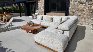 PIRINHOUSE ANDORRA: Tapicería y diseño de interiores prémium. En PIRINHOUSE ANDORRA elevamos sus espacios a la categoría de lujo y funcionalidad. Ofrecemos servicios profesionales de tapicería y proyectos de interiorismo prémium, transformando su hogar, oficina o local comercial con la más alta calidad y una visión de diseño distintiva. Contacto: Teléfono: +376 367 246 Email: pirinhouse@pirinhouse.com Web: https://pirinhouse.com/ 1. Tapicería y confección textil a medida: Distinción con la Firma de Denize Ponemos a su disposición servicios de tapicería de alta costura, tanto para interiores como para exteriores, dirigidos por la diseñadora de interiores Denize. Su visión estética aporta distinción y sofisticación a cada espacio. Nuestros servicios de tapicería: Renovación y Fabricación a Medida: Llevamos a cabo trabajos personalizados en sofás, sillas, sillones, colchas, colchonetas, cojines y cabeceros de cama. Utilizamos materiales de alta calidad y técnicas especializadas para garantizar gran durabilidad y acabados impecables en cada pieza, siempre bajo la dirección creativa de Denize. Textiles Exclusivos a medida: Diseñamos y confeccionamos cortinas, estores, cojines y complementos textiles. Nuestro equipo le asesora en la elección de tejidos, colores y estampados para crear ambientes únicos y acogedores que reflejen su personalidad. Nos encargamos de la medición, la confección artesanal y la instalación final. Acabados prémium y duraderos: Gracias a la experiencia de nuestro equipo y a la visión estética de Denize, logramos acabados lujosos y funcionales que transforman el aspecto de su hogar, terraza o jardín. Seguridad garantizada: Trabajamos exclusivamente con los mejores textiles hidrófugos e ignífugos, cuidadosamente seleccionados por Denize. Estos materiales cumplen con las más exigentes normativas europeas de seguridad. 2. Proyectos de Interiorismo Personalizados y Funcionales Transformamos viviendas y locales con proyectos de interiorismo que combinan funcionalidad y un estilo inconfundible. El proceso de diseño: Análisis y Concepto: Analizamos sus necesidades, gustos y la distribución del espacio para diseñar ambientes equilibrados, prácticos y estéticamente atractivos. Gestión Integral: Nos encargamos de cada fase del proyecto con profesionalidad: desde la elección de suelos, paredes, mobiliario, iluminación y detalles decorativos, hasta los acabados finales. Visualización: Le proporcionamos planos, “renders” y muestras para que pueda visualizar el resultado de su hogar o negocio antes de la ejecución. Resultado Único: Nuestro equipo de interioristas se inspira en las últimas tendencias, pero siempre respeta su visión, garantizando un resultado final, elegante, armonioso y totalmente funcional, que refleje su esencia y necesidades diarias. 3. Las marcas que marcan la diferencia: La selección de Denize En nuestro catálogo encontrará una selección de los mejores proveedores de textiles del mundo, elegidos por Denize para sus proyectos prémium: Marca Especialidad Distinción Camengo (Grupo Casamance) Telas para cortinas y tapizados Colecciones modernas, creativas y originales, ideales para transformar salones y dormitorios. Ejemplos: colecciones Hortense, Guatemala y Managua. Casamance Tapicerías, papeles pintados y accesorios Referente en diseño con colecciones inspiradoras que marcan tendencia, creando espacios auténticos y de sofisticada elegancia. Armura Tejidos para tapicería e ignífugos Amplia selección de linos, algodones y materiales técnicos (Trevira, Poliéster FR), ideales para proyectos exigentes y cosmopolitas. Christian Fischbacher 1819 Confección exquisita, mantas y colchas Marca suiza con más de dos siglos de historia, conocida por su pasión por la calidad y la distinción en estilos modernos y clásicos. Aldeco Telas, cortinas y papeles pintados Colecciones inspiradas en tendencias internacionales y patrimonio cultural, convirtiendo sueños en elegantes realidades. AB Tapicería Materiales de Relleno (Espuma, Floca, Guata) Proveedor de confianza para materiales de relleno de alta calidad, diseñados a medida, esenciales para la durabilidad y comodidad de cada pieza. ¿Quiere renovar su hogar o negocio con cortinas a medida y un proyecto de decoración único? Contáctenos en PIRINHOUSE ANDORRA y déjenos ayudarle a crear el espacio elegante y funcional que siempre ha deseado. La excelencia en tapicería y el diseño prémium le esperan.