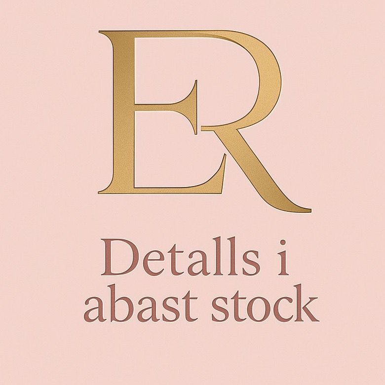 Presentació ER DETALLS (català) A ER DETALLS ens apassiona ajudar les empreses andorranes a connectar millor amb els seus empleats i clients a través de regals corporatius originals i de qualitat. Som una empresa andorrana especialitzada en regals d’empresa, amb un ampli catàleg adaptat per a qualsevol ocasió: esdeveniments, aniversaris d’empresa, fires, campanyes de fidelització o festes de Nadal. Som distribuïdors oficials del catàleg complet de www.makito.es a Andorra, fet que ens permet oferir milers d’idees innovadores i personalitzables per fer marca i sorprendre. Regals d’empresa que oferim: Articles d’oficina i escriptura (bolígrafs, quaderns, carpetes personalitzades) Accessoris tecnològics (memòries USB, power banks, altaveus Bluetooth) Tèxtil corporatiu (samarretes, dessuadores, bosses de tela) Ampolles i gots reutilitzables, productes sostenibles i ecològics Productes per viatjar (motxilles, necessers, llanternes) Lots gurmet i paneres de Nadal Regals de temporada: paraigües, ventalls, articles de platja Detalls per esdeveniments i fires Especialment per Nadal, destaquem: Paneres i lots nadalencs amb productes gurmet de qualitat Calendari i agendes corporatives per a 2026 Espelmes aromàtiques, boles decoratives i arbres de Nadal personalitzats Dolços i torrons amb packaging d’empresa Packs especials: tasses, termos, mantes, mitjons i bufandes d’hivern, sempre amb la personalització del client Sigui quin sigui el teu sector, a ER DETALLS adaptem cada proposta al teu projecte i pressupost. Oferim assessorament a mida, mostres reals i lliurament ràpid arreu d’Andorra i d’Espanya. El teu detall és la nostra especialitat! Presentación ER DETALLS (castellano) En ER DETALLS ayudamos a empresas andorranas a conectar y fidelizar con sus empleados y clientes mediante regalos corporativos originales y de calidad. Somos una empresa andorrana especialista en regalos de empresa, y somos distribuidores oficiales de todo el catálogo de www.makito.es, lo que nos permite ofrecer miles de opciones innovadoras y personalizables para cualquier ocasión: eventos, aniversarios, ferias, acciones de fidelización o campañas de Navidad. Regalos de empresa que ofrecemos: Artículos de oficina y escritura (bolígrafos, cuadernos, carpetas personalizadas) Accesorios tecnológicos (memorias USB, baterías portátiles, altavoces Bluetooth) Textil publicitario (camisetas, sudaderas, bolsas de tela) Botellas y vasos reutilizables, productos sostenibles y ecológicos Accesorios de viaje (mochilas, neceseres, linternas) Lotes gurmet y cestas de Navidad Regalos de temporada: paraguas, abanicos, artículos de playa Detalles para eventos y ferias Especialmente para Navidad, destacamos: Cestas y lotes navideños con productos gourmet de alta calidad Calendarios y agendas corporativas para 2026 Velas aromáticas, bolas decorativas y árboles de Navidad personalizados Dulces y turrones con packaging de empresa Packs especiales: tazas, termos, mantas, calcetines o bufandas de invierno personalizados Sea cual sea tu sector, en ER DETALLS adaptamos cada propuesta a tus necesidades y presupuesto. Ofrecemos asesoramiento personalizado, muestras físicas y entrega rápida en toda Andorra y España. ¡Tu detalle corporativo es nuestra especialidad!