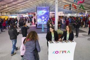 La Fira d'Andorra la Vella 2025 fregarà els 200 expositors mentre espera l'Espai Capital. L'estand del comú estarà vinculat amb la revisió del POUP i demanaran a la població que faci les seves aportacions sobre el futur de la parròquia. Andorra la Vella Els cònsols, Sergi González i Olalla Losada, han presentat la 46a edició d'aquest esdeveniment que se celebrarà el pròxim cap de setmana i que manté intacte la voluntat d'esdevenir un punt de trobada social, comercial i també perquè la ciutadania entri en contacte amb les entitats de la parròquia. Segons han detallat hi haurà 197 expositors, que són 10 més que l'any anterior, però la resta es manté igual: hi haurà tres espais dedicats als negocis, a les associacions i al mercat artesanal, ocuparan 12.000 metres quadrats, es manté el pressupost de 530.000 euros i s'han programat una trentena d'espectacles per animar-la. Tot plegat per intentar superar els 77.000 visitants que van tenir l'any anterior. González, per això, reconeix que el model està esgotat, però avisa que el replantejament que van anunciar l'any passat, s'endarrereix fins a disposar de l'Espai Capital, amb el qual esperen que es retroalimentin. Per la seva part, Losada ha presentat l'espai que tindrà el comú i que han vinculat directament amb el projecte de revisió de pla d'ordenament urbanístic. Així, es repetirà un passaport per mitjà del qual la població podrà fer les seves aportacions sobre el futur de la parròquia en els àmbits de la mobilitat i espais públics, entorn natural i activitats esportives, comunitat i innovació i, finalment, amb la cultura i la participació. Horaris La Fira obrirà el divendres 24 i el dissabte 25 d'onze del matí a nou de nit, però el diumenge s'escurça una hora el tancament, per tant, serà fins a les set de la tarda.