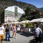Andorra se ha consolidado como el país de moda. A finales de 2025 alcanzó un récord histórico cercano a los 89.000 habitantes, una cifra que, lejos de resultar alentadora, genera preocupación en el Gobierno. El presidente, Xavier Espot, ha advertido de que en pocos años podría alcanzarse la barrera de los 100.000 habitantes, dimensión para la que el país no está preparado. Sin contar a los propios andorranos, los españoles son la segunda minoría más grande del país y a principios de 2025, había aproximadamente más de 20.000 españoles viviendo en Andorra. La gran mayoría de ellos —especialmente empresarios e influencers— motivados por una sola cosa: su baja fiscalidad. El fenómeno, sin embargo, no se observa de forma unánime. Mientras una parte de la sociedad española critica a quienes deciden trasladar su residencia fiscal fuera del país, otros comprenden —e incluso justifican— esa decisión. En este grupo está Raquel Martínez, autónoma y creadora de contenido en España. La situación de los autónomos en España Raquel es una de las creadoras de contenido más populares en España. Conocida como Bonbon Reich, cuenta con 5 millones de seguidores en TikTok y más de 800.000 en Instagram, y, precisamente, este oficio es el que le hace seguir con atención el goteo constante de españoles que cruzan la frontera en busca de un sistema fiscal más favorable. Todos ellos, como autónomos, han asegurado en varias ocasiones la cantidad de impuestos que pagan en su país natal. En el caso de Raquel, ella reconoce que llega a destinar cerca del 50% de sus ingresos al pago de impuestos y cotizaciones que, a su juicio, no disfruta.  Marisa, la española que ha comprado un castillo por 2,6 millones de euros: "Lo he donado al pueblo" Es este motivo el que hace que Raquel —y cientos de personas más— entiendan el motivo por el que cada vez hay más españoles en Andorra. "Viendo el panorama, es normal", confiesa la influencer. La comparación entre España y Andorra resulta inevitable. En el Principado, el impuesto sobre la renta de las personas físicas (IRPF) es notablemente más bajo. El tipo máximo apenas alcanza el 10 %, frente a los tramos progresivos españoles, que en algunas comunidades autónomas superan el 47 %. A ello se suma un impuesto de sociedades que también se sitúa en el 10 %, muy por debajo del tipo general español del 25 %. Para los trabajadores por cuenta propia, la diferencia se amplía todavía más si se tienen en cuenta las cotizaciones sociales, que en Andorra son inferiores y se reparten entre trabajador y empresa con un impacto menor sobre los ingresos netos. Este escenario ha convertido al país pirenaico en un paraíso no solo para aquellos con grandes fortunas, sino también para nuevos oficios como los creadores de contenido y pequeños empresarios que buscan una mayor previsibilidad fiscal. La normativa andorrana exige, eso sí, cumplir con ciertos requisitos de residencia efectiva, como pasar más de 183 días al año en el país y demostrar que el centro de intereses económicos se encuentra allí. Aun así, el ahorro fiscal sigue siendo lo suficientemente significativo como para compensar el cambio de vida. Desde España, el discurso institucional suele insistir en que la presión fiscal es necesaria para sostener el Estado del bienestar. Sanidad, educación, transporte público o prestaciones sociales se financian, en gran medida, con los impuestos que pagan ciudadanos como Raquel. Ella no cuestiona ese principio. Al contrario, reconoce que contribuir es parte del contrato social. Lo que pone en duda es el retorno real de ese esfuerzo. "Pago impuestos para que tengamos facilidades, estudios, sanidad, transporte… y me parece bien. El problema es que luego no las tenemos", lamenta. "Yo siendo autónoma no puedo ponerme enferma y, al final, estoy pagando para que otros sí puedan cogerse la baja", explica la influencer en sus redes sociales. A diferencia de los trabajadores asalariados, las bajas de los autónomos funcionan de manera diferente. Aunque existen, suelen ser económicamente insuficientes o llegan tarde, lo que obliga a seguir trabajando incluso en situaciones de precariedad física o mental. El Gobierno andorrano, consciente de la presión demográfica y del impacto que este crecimiento tiene sobre la vivienda, los servicios y las infraestructuras, se manifiesta preocupado. Las autoridades han comenzado a plantear límites y reformas para frenar una expansión que consideran difícil de gestionar a medio plazo.
