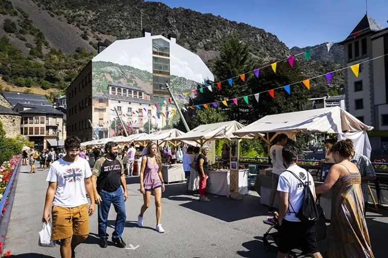 Andorra se ha consolidado como el país de moda. A finales de 2025 alcanzó un récord histórico cercano a los 89.000 habitantes, una cifra que, lejos de resultar alentadora, genera preocupación en el Gobierno. El presidente, Xavier Espot, ha advertido de que en pocos años podría alcanzarse la barrera de los 100.000 habitantes, dimensión para la que el país no está preparado. Sin contar a los propios andorranos, los españoles son la segunda minoría más grande del país y a principios de 2025, había aproximadamente más de 20.000 españoles viviendo en Andorra. La gran mayoría de ellos —especialmente empresarios e influencers— motivados por una sola cosa: su baja fiscalidad. El fenómeno, sin embargo, no se observa de forma unánime. Mientras una parte de la sociedad española critica a quienes deciden trasladar su residencia fiscal fuera del país, otros comprenden —e incluso justifican— esa decisión. En este grupo está Raquel Martínez, autónoma y creadora de contenido en España. La situación de los autónomos en España Raquel es una de las creadoras de contenido más populares en España. Conocida como Bonbon Reich, cuenta con 5 millones de seguidores en TikTok y más de 800.000 en Instagram, y, precisamente, este oficio es el que le hace seguir con atención el goteo constante de españoles que cruzan la frontera en busca de un sistema fiscal más favorable. Todos ellos, como autónomos, han asegurado en varias ocasiones la cantidad de impuestos que pagan en su país natal. En el caso de Raquel, ella reconoce que llega a destinar cerca del 50% de sus ingresos al pago de impuestos y cotizaciones que, a su juicio, no disfruta.  Marisa, la española que ha comprado un castillo por 2,6 millones de euros: "Lo he donado al pueblo" Es este motivo el que hace que Raquel —y cientos de personas más— entiendan el motivo por el que cada vez hay más españoles en Andorra. "Viendo el panorama, es normal", confiesa la influencer. La comparación entre España y Andorra resulta inevitable. En el Principado, el impuesto sobre la renta de las personas físicas (IRPF) es notablemente más bajo. El tipo máximo apenas alcanza el 10 %, frente a los tramos progresivos españoles, que en algunas comunidades autónomas superan el 47 %. A ello se suma un impuesto de sociedades que también se sitúa en el 10 %, muy por debajo del tipo general español del 25 %. Para los trabajadores por cuenta propia, la diferencia se amplía todavía más si se tienen en cuenta las cotizaciones sociales, que en Andorra son inferiores y se reparten entre trabajador y empresa con un impacto menor sobre los ingresos netos. Este escenario ha convertido al país pirenaico en un paraíso no solo para aquellos con grandes fortunas, sino también para nuevos oficios como los creadores de contenido y pequeños empresarios que buscan una mayor previsibilidad fiscal. La normativa andorrana exige, eso sí, cumplir con ciertos requisitos de residencia efectiva, como pasar más de 183 días al año en el país y demostrar que el centro de intereses económicos se encuentra allí. Aun así, el ahorro fiscal sigue siendo lo suficientemente significativo como para compensar el cambio de vida. Desde España, el discurso institucional suele insistir en que la presión fiscal es necesaria para sostener el Estado del bienestar. Sanidad, educación, transporte público o prestaciones sociales se financian, en gran medida, con los impuestos que pagan ciudadanos como Raquel. Ella no cuestiona ese principio. Al contrario, reconoce que contribuir es parte del contrato social. Lo que pone en duda es el retorno real de ese esfuerzo. "Pago impuestos para que tengamos facilidades, estudios, sanidad, transporte… y me parece bien. El problema es que luego no las tenemos", lamenta. "Yo siendo autónoma no puedo ponerme enferma y, al final, estoy pagando para que otros sí puedan cogerse la baja", explica la influencer en sus redes sociales. A diferencia de los trabajadores asalariados, las bajas de los autónomos funcionan de manera diferente. Aunque existen, suelen ser económicamente insuficientes o llegan tarde, lo que obliga a seguir trabajando incluso en situaciones de precariedad física o mental. El Gobierno andorrano, consciente de la presión demográfica y del impacto que este crecimiento tiene sobre la vivienda, los servicios y las infraestructuras, se manifiesta preocupado. Las autoridades han comenzado a plantear límites y reformas para frenar una expansión que consideran difícil de gestionar a medio plazo.