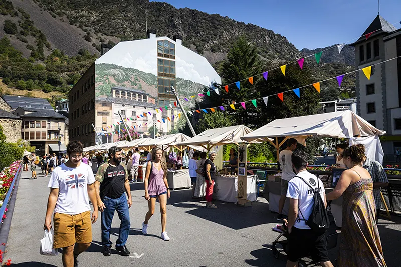 Andorra se ha consolidado como el país de moda. A finales de 2025 alcanzó un récord histórico cercano a los 89.000 habitantes, una cifra que, lejos de resultar alentadora, genera preocupación en el Gobierno. El presidente, Xavier Espot, ha advertido de que en pocos años podría alcanzarse la barrera de los 100.000 habitantes, dimensión para la que el país no está preparado. Sin contar a los propios andorranos, los españoles son la segunda minoría más grande del país y a principios de 2025, había aproximadamente más de 20.000 españoles viviendo en Andorra. La gran mayoría de ellos —especialmente empresarios e influencers— motivados por una sola cosa: su baja fiscalidad. El fenómeno, sin embargo, no se observa de forma unánime. Mientras una parte de la sociedad española critica a quienes deciden trasladar su residencia fiscal fuera del país, otros comprenden —e incluso justifican— esa decisión. En este grupo está Raquel Martínez, autónoma y creadora de contenido en España. La situación de los autónomos en España Raquel es una de las creadoras de contenido más populares en España. Conocida como Bonbon Reich, cuenta con 5 millones de seguidores en TikTok y más de 800.000 en Instagram, y, precisamente, este oficio es el que le hace seguir con atención el goteo constante de españoles que cruzan la frontera en busca de un sistema fiscal más favorable. Todos ellos, como autónomos, han asegurado en varias ocasiones la cantidad de impuestos que pagan en su país natal. En el caso de Raquel, ella reconoce que llega a destinar cerca del 50% de sus ingresos al pago de impuestos y cotizaciones que, a su juicio, no disfruta.  Marisa, la española que ha comprado un castillo por 2,6 millones de euros: "Lo he donado al pueblo" Es este motivo el que hace que Raquel —y cientos de personas más— entiendan el motivo por el que cada vez hay más españoles en Andorra. "Viendo el panorama, es normal", confiesa la influencer. La comparación entre España y Andorra resulta inevitable. En el Principado, el impuesto sobre la renta de las personas físicas (IRPF) es notablemente más bajo. El tipo máximo apenas alcanza el 10 %, frente a los tramos progresivos españoles, que en algunas comunidades autónomas superan el 47 %. A ello se suma un impuesto de sociedades que también se sitúa en el 10 %, muy por debajo del tipo general español del 25 %. Para los trabajadores por cuenta propia, la diferencia se amplía todavía más si se tienen en cuenta las cotizaciones sociales, que en Andorra son inferiores y se reparten entre trabajador y empresa con un impacto menor sobre los ingresos netos. Este escenario ha convertido al país pirenaico en un paraíso no solo para aquellos con grandes fortunas, sino también para nuevos oficios como los creadores de contenido y pequeños empresarios que buscan una mayor previsibilidad fiscal. La normativa andorrana exige, eso sí, cumplir con ciertos requisitos de residencia efectiva, como pasar más de 183 días al año en el país y demostrar que el centro de intereses económicos se encuentra allí. Aun así, el ahorro fiscal sigue siendo lo suficientemente significativo como para compensar el cambio de vida. Desde España, el discurso institucional suele insistir en que la presión fiscal es necesaria para sostener el Estado del bienestar. Sanidad, educación, transporte público o prestaciones sociales se financian, en gran medida, con los impuestos que pagan ciudadanos como Raquel. Ella no cuestiona ese principio. Al contrario, reconoce que contribuir es parte del contrato social. Lo que pone en duda es el retorno real de ese esfuerzo. "Pago impuestos para que tengamos facilidades, estudios, sanidad, transporte… y me parece bien. El problema es que luego no las tenemos", lamenta. "Yo siendo autónoma no puedo ponerme enferma y, al final, estoy pagando para que otros sí puedan cogerse la baja", explica la influencer en sus redes sociales. A diferencia de los trabajadores asalariados, las bajas de los autónomos funcionan de manera diferente. Aunque existen, suelen ser económicamente insuficientes o llegan tarde, lo que obliga a seguir trabajando incluso en situaciones de precariedad física o mental. El Gobierno andorrano, consciente de la presión demográfica y del impacto que este crecimiento tiene sobre la vivienda, los servicios y las infraestructuras, se manifiesta preocupado. Las autoridades han comenzado a plantear límites y reformas para frenar una expansión que consideran difícil de gestionar a medio plazo.