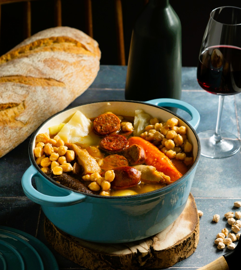 Descobreix el nou restaurant 180 by Cal Roka, el teu punt de trobada per esmorzars de forquilla, cullera i menú del dia al cor d’Andorra la Vella! Aquí, la tradició es fusiona amb la qualitat i el bon tracte, cada matí i migdia. La nostra carta ofereix diverses i variades propostes d’esmorzar de forquilla o cullera, segons el dia de la setmana: des del clàssic cap i pota, “callos” amb cigrons i trinxat de muntanya, fins a mandonguilles amb sípia, cua de bou estofada, peus de porc guisats, escudella barrejada o fideuà amb allioli. No hi falten ous ferrats amb patates i pernil, botifarres esparracades, cargols a la llauna, bacallà amb samfaina, galta de porc guisada o a la brasa, carns de xai i botifarra de pages a la brasa, arròs caldós amb conill, cassola de tros i molt més. Cada plat s’elabora amb productes frescos, receptes tradicionals i una presentació que convida a gaudir. Ideal tant per als qui volen començar el dia amb energia com per als amants de la cuina autèntica de muntanya. Vine al restaurant 180 a Andorra i deixa que la gastronomia d’origen et sorprengui: esmorzars i menú del dia pensats per compartir, celebrar i sentir el gust de la terra, cada dia. Ens trobaràs en un ambient acollidor amb servei ràpid, amable i un menú que evoluciona amb les millors propostes de la cuina popular. #Restaurant180Andorra #EsmorzarsDeForquilla #MenúDelDia #AndorraGastronòmica #CuinaTradició #PlatsDeCullera #DescobreixAndorra