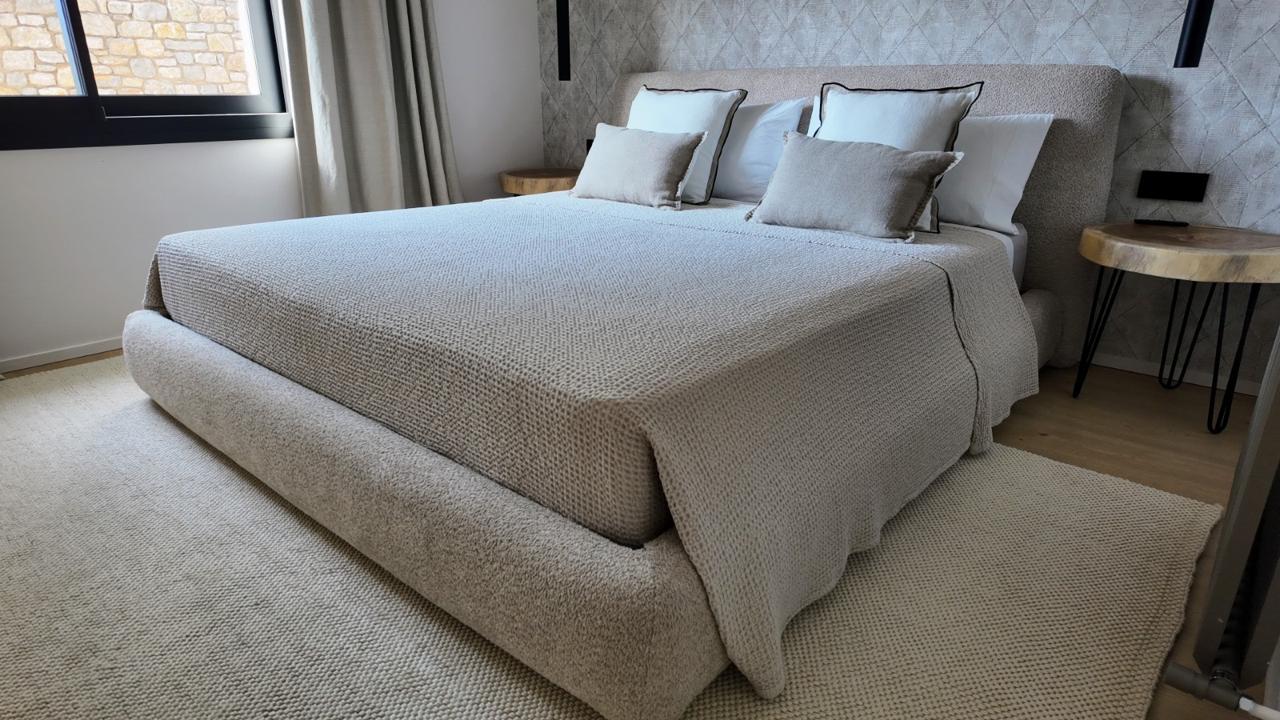 IBI HOUSE és l’empresa especialitzada en tapisseria i cortinatges de luxe que ofereix una àmplia gamma de serveis per a xalets i apartaments exclusius a Andorra i al Pirineu. 