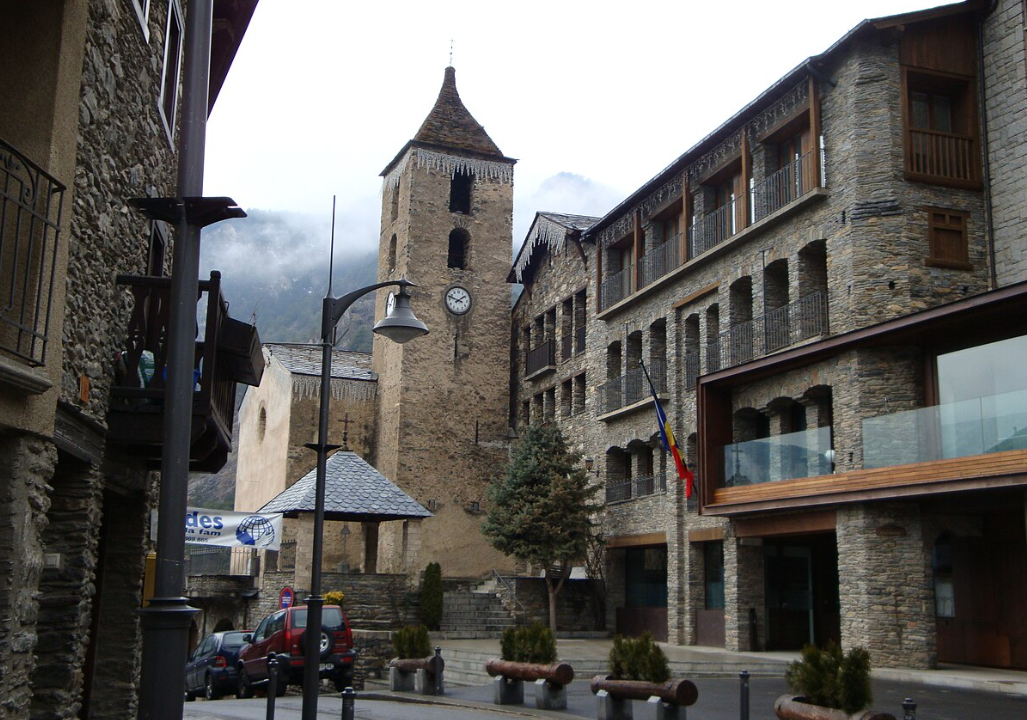 Andorra se ha consolidado como el país de moda. A finales de 2025 alcanzó un récord histórico cercano a los 89.000 habitantes, una cifra que, lejos de resultar alentadora, genera preocupación en el Gobierno. El presidente, Xavier Espot, ha advertido de que en pocos años podría alcanzarse la barrera de los 100.000 habitantes, una dimensión para la que el país no está preparado. Sin contar a los propios andorranos, los españoles son la segunda minoría más grande del país y, a principios de 2025, había aproximadamente más de 20.000 españoles viviendo en Andorra. La gran mayoría de ellos —especialmente empresarios e influencers— motivados por una sola cosa: su baja fiscalidad. El fenómeno, sin embargo, no se observa de forma unánime. Mientras una parte de la sociedad española critica a quienes deciden trasladar su residencia fiscal fuera del país, otros comprenden —e incluso justifican— esa decisión. En este grupo está Raquel Martínez, autónoma y creadora de contenido en España. La situación de los autónomos en España Raquel es una de las creadoras de contenido más populares en España. Conocida como Bonbon Reich, cuenta con 5 millones de seguidores en TikTok y más de 800.000 en Instagram, y, precisamente, este oficio es el que le hace seguir con atención el goteo constante de españoles que cruzan la frontera en busca de un sistema fiscal más favorable. Todos ellos, como autónomos, han asegurado en varias ocasiones la cantidad de impuestos que pagan en su país natal. En el caso de Raquel, ella reconoce que llega a destinar cerca del 50 % de sus ingresos al pago de impuestos y cotizaciones que, a su juicio, no disfruta.