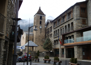 Andorra se ha consolidado como el país de moda. A finales de 2025 alcanzó un récord histórico cercano a los 89.000 habitantes, una cifra que, lejos de resultar alentadora, genera preocupación en el Gobierno. El presidente, Xavier Espot, ha advertido de que en pocos años podría alcanzarse la barrera de los 100.000 habitantes, una dimensión para la que el país no está preparado. Sin contar a los propios andorranos, los españoles son la segunda minoría más grande del país y, a principios de 2025, había aproximadamente más de 20.000 españoles viviendo en Andorra. La gran mayoría de ellos —especialmente empresarios e influencers— motivados por una sola cosa: su baja fiscalidad. El fenómeno, sin embargo, no se observa de forma unánime. Mientras una parte de la sociedad española critica a quienes deciden trasladar su residencia fiscal fuera del país, otros comprenden —e incluso justifican— esa decisión. En este grupo está Raquel Martínez, autónoma y creadora de contenido en España. La situación de los autónomos en España Raquel es una de las creadoras de contenido más populares en España. Conocida como Bonbon Reich, cuenta con 5 millones de seguidores en TikTok y más de 800.000 en Instagram, y, precisamente, este oficio es el que le hace seguir con atención el goteo constante de españoles que cruzan la frontera en busca de un sistema fiscal más favorable. Todos ellos, como autónomos, han asegurado en varias ocasiones la cantidad de impuestos que pagan en su país natal. En el caso de Raquel, ella reconoce que llega a destinar cerca del 50 % de sus ingresos al pago de impuestos y cotizaciones que, a su juicio, no disfruta.