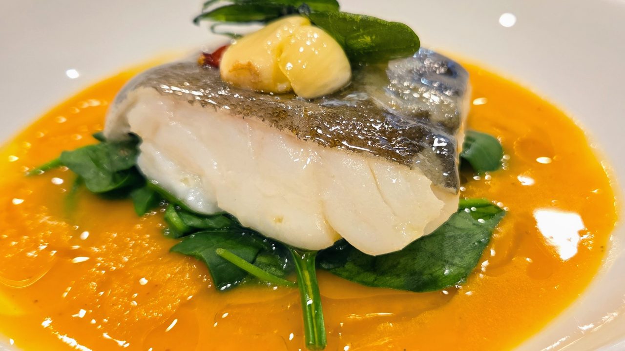 El millor menú del dia del Restaurant 180 és una de les millors opcions per dinar al centre d’Andorra la Vella a un preu molt competitiu: 18,50 € (preu vigent el desembre del 2025). Pensat per a treballadors, famílies i visitants que busquen bona cuina casolana, el menú combina plats de tota la vida amb receptes de muntanya, elaborats sempre amb producte fresc i de proximitat.​ Al Restaurant 180, a l’Avinguda Riberaygua, 24 d’Andorra la Vella, trobaràs un menú del dia complet amb primers i segons de cuina tradicional, plats de forquilla i de cullera, postres casolanes i pa, acompanyats d’un servei ràpid i proper, ideal per a la pausa del migdia. Segons el dia, hi pots trobar propostes com capipota "callos" anomenats tripes amb cigrons, trinxat de muntanya, mandonguilles, guisats, arrossos o fideuada, sempre amb el toc personal de la casa i sabors que recorden la cuina de sempre.​ Si busques menú del dia a Andorra la Vella a bon preu, amb racions generoses i cuina autèntica, el Restaurant 180 és el teu punt de trobada: obert de bon matí amb esmorzars de forquilla i, al migdia, amb un menú casolà per només 18,50 € que et farà repetir.​