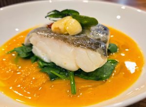 El millor menú del dia del Restaurant 180 és una de les millors opcions per dinar al centre d’Andorra la Vella a un preu molt competitiu: 18,50 € (preu vigent el desembre del 2025). Pensat per a treballadors, famílies i visitants que busquen bona cuina casolana, el menú combina plats de tota la vida amb receptes de muntanya, elaborats sempre amb producte fresc i de proximitat.​ Al Restaurant 180, a l’Avinguda Riberaygua, 24 d’Andorra la Vella, trobaràs un menú del dia complet amb primers i segons de cuina tradicional, plats de forquilla i de cullera, postres casolanes i pa, acompanyats d’un servei ràpid i proper, ideal per a la pausa del migdia. Segons el dia, hi pots trobar propostes com capipota "callos" anomenats tripes amb cigrons, trinxat de muntanya, mandonguilles, guisats, arrossos o fideuada, sempre amb el toc personal de la casa i sabors que recorden la cuina de sempre.​ Si busques menú del dia a Andorra la Vella a bon preu, amb racions generoses i cuina autèntica, el Restaurant 180 és el teu punt de trobada: obert de bon matí amb esmorzars de forquilla i, al migdia, amb un menú casolà per només 18,50 € que et farà repetir.​