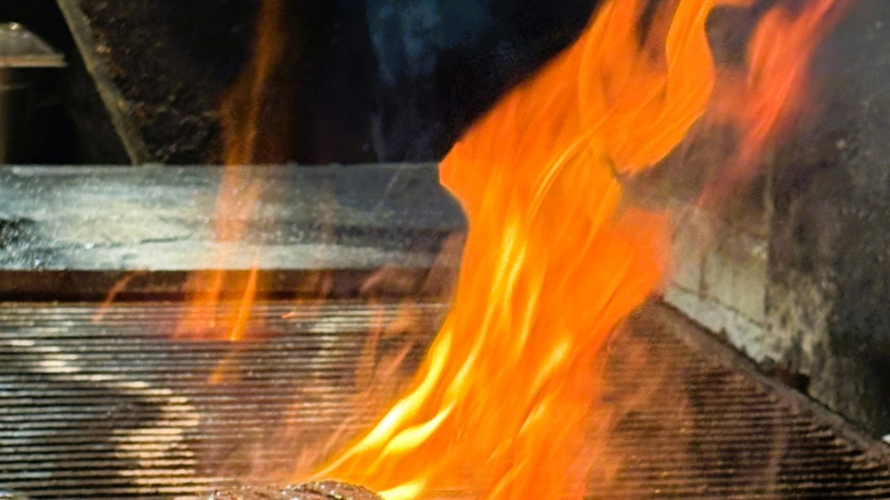 Le Restaurant La Sangria Grill, situé à Meritxell en Andorre, est une adresse incontournable pour tous les amateurs de viande grillée et de cuisine de montagne conviviale. Dans une ambiance chaleureuse de borda typique, notre équipe propose une cuisine généreuse où les grillades au feu de bois sont les grandes vedettes de la carte.​​  La spécialité de la maison, ce sont les viandes XXXXL à la braise: d’énormes côtes de bœuf, Tomahawks, des entrecôtes et des bavettes, issues de viandes de races sélectionnées, grillées lentement pour obtenir une cuisson parfaite, juteuse et pleine de goût. Les portions sont spectaculaires, idéales à partager en famille ou entre amis après une journée de ski ou de randonnée.  À côté de ces pièces de bœuf exceptionnelles, La Sangria Grill propose aussi de délicieuses salades, des charcuteries, des plats de montagne et des accompagnements faits maison qui complètent parfaitement les viandes.​​ Un autre incontournable de la maison, ce sont les escargots à la braise, grillés au feu de bois, servis bien chauds avec des sauces maison qui subliment leur goût. Vous y trouverez également des plats comme l’agneau des Pyrénées, le poulet grillé, des Tataki et carpaccios, ainsi qu’une sélection de desserts généreux pour terminer le repas sur une note gourmande.​​ Avec notre service attentionné, nos viandes XXXXL de grande qualité et notre cadre montagnard unique, La Sangria Grill à Meritxell est une adresse vivement recommandée pour vivre une vraie expérience carnivore au cœur de l’Andorre.​