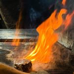 Le Restaurant La Sangria Grill, situé à Meritxell en Andorre, est une adresse incontournable pour tous les amateurs de viande grillée et de cuisine de montagne conviviale. Dans une ambiance chaleureuse de borda typique, notre équipe propose une cuisine généreuse où les grillades au feu de bois sont les grandes vedettes de la carte.​​  La spécialité de la maison, ce sont les viandes XXXXL à la braise: d’énormes côtes de bœuf, Tomahawks, des entrecôtes et des bavettes, issues de viandes de races sélectionnées, grillées lentement pour obtenir une cuisson parfaite, juteuse et pleine de goût. Les portions sont spectaculaires, idéales à partager en famille ou entre amis après une journée de ski ou de randonnée.  À côté de ces pièces de bœuf exceptionnelles, La Sangria Grill propose aussi de délicieuses salades, des charcuteries, des plats de montagne et des accompagnements faits maison qui complètent parfaitement les viandes.​​ Un autre incontournable de la maison, ce sont les escargots à la braise, grillés au feu de bois, servis bien chauds avec des sauces maison qui subliment leur goût. Vous y trouverez également des plats comme l’agneau des Pyrénées, le poulet grillé, des Tataki et carpaccios, ainsi qu’une sélection de desserts généreux pour terminer le repas sur une note gourmande.​​ Avec notre service attentionné, nos viandes XXXXL de grande qualité et notre cadre montagnard unique, La Sangria Grill à Meritxell est une adresse vivement recommandée pour vivre une vraie expérience carnivore au cœur de l’Andorre.​