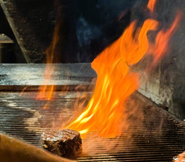 Le Restaurant La Sangria Grill, situé à Meritxell en Andorre, est une adresse incontournable pour tous les amateurs de viande grillée et de cuisine de montagne conviviale. Dans une ambiance chaleureuse de borda typique, notre équipe propose une cuisine généreuse où les grillades au feu de bois sont les grandes vedettes de la carte.​​  La spécialité de la maison, ce sont les viandes XXXXL à la braise: d’énormes côtes de bœuf, Tomahawks, des entrecôtes et des bavettes, issues de viandes de races sélectionnées, grillées lentement pour obtenir une cuisson parfaite, juteuse et pleine de goût. Les portions sont spectaculaires, idéales à partager en famille ou entre amis après une journée de ski ou de randonnée.  À côté de ces pièces de bœuf exceptionnelles, La Sangria Grill propose aussi de délicieuses salades, des charcuteries, des plats de montagne et des accompagnements faits maison qui complètent parfaitement les viandes.​​ Un autre incontournable de la maison, ce sont les escargots à la braise, grillés au feu de bois, servis bien chauds avec des sauces maison qui subliment leur goût. Vous y trouverez également des plats comme l’agneau des Pyrénées, le poulet grillé, des Tataki et carpaccios, ainsi qu’une sélection de desserts généreux pour terminer le repas sur une note gourmande.​​ Avec notre service attentionné, nos viandes XXXXL de grande qualité et notre cadre montagnard unique, La Sangria Grill à Meritxell est une adresse vivement recommandée pour vivre une vraie expérience carnivore au cœur de l’Andorre.​