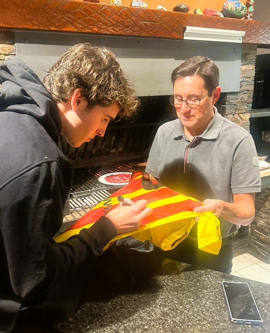 MARC BOMBARDÓ POYATO. Avui ens ha fet un regal🎁 la samarreta oficial de la Selecció Catalana. 🔥 Gràcies, Marc Bombardó “Poyato” 🔥 Avui volem dedicar aquest post a un jugador que porta el futbol a la sang i la humilitat al cor: MARC BOMBARDÓ, conegut com a POYATO. De vegades conegut com a Bomba per al seu joc dinàmic i explosiu, és un futbolista professional català que juga al club FC Andorra de Segona Divisió. Principalment de defensa central, també pot jugar de lateral dret. Avui ens ha fet un regal que guardarem com un tresor: 🎁 la samarreta oficial de la Selecció Catalana. Un detall que diu molt de tu, del teu compromís amb l’esport i del teu orgull per la nostra terra. És un honor rebre un obsequi així d’un jugador que destaca tant dins com fora del camp. 💛 Gràcies, Poyato, per la teva generositat, pel gest i per representar amb tanta passió els nostres colors. https://www.instagram.com/marcbombardo/ Que continuïn els èxits, els gols salvats i els somnis complerts. Aquí a la Borda Xixerella tens sempre casa teva. #MarcBombaró #Poyato #SeleccióCatalana #FutbolCatalà #FCANDORRA #OrgullCatalà #Futbol #Andorra #PassióPelFutbol https://restaurant-borda-xixerella-andorra.com/gracies-marc-bombardo-poyato-avui-ens-ha-fet-un-regal-que-guardarem-com-un-tresor-%f0%9f%8e%81-la-samarreta-oficial-de-la-seleccio-catalana