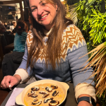 L’Alternativa Andorra. Best tapas bar. As melhores avaliações de restaurantes em Andorra, um dos melhores locais para comer tapas. Adriano Hoinaski. Viemos no restaurante da Marta e do esposo dela, eu nunca vi um atendimento igual ao deles na Europa, simplesmente fantástico, comida sensacional. Comida: 5/5 Servicio: 5/5 Ambiente: 5/5. Prezado Adriano Hoinaski. Muito obrigado pela sua maravilhosa avaliação. Ficamos extremamente felizes em saber que a sua experiência no restaurante da Marta e do seu esposo foi tão positiva. Comentários como o seu nos motivam a continuar a oferecer um atendimento acolhedor, uma comida feita com carinho e um ambiente agradável, a qual é marcas da Alternativa Andorra. Aproveitamos para compartilhar que agora abrimos também às quintas e sextas ao meio‑dia, com um prato do dia caseiro, preparado com produtos frescos, de excelente qualidade e a um preço muito acessível. Será um prazer recebe‑lo novamente para experimentar. Agradecemos de coração a sua visita e esperamos revê‑lo muito em breve. Será sempre muito bem‑vindo. Com toda a cordialidade, L’Alternativa Andorra #Alternativaandorra #TapasBar #BardeTapas #comidasensacional #Atendimiento