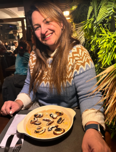 L’Alternativa Andorra. Best tapas bar. As melhores avaliações de restaurantes em Andorra, um dos melhores locais para comer tapas. Adriano Hoinaski. Viemos no restaurante da Marta e do esposo dela, eu nunca vi um atendimento igual ao deles na Europa, simplesmente fantástico, comida sensacional. Comida: 5/5 Servicio: 5/5 Ambiente: 5/5. Prezado Adriano Hoinaski. Muito obrigado pela sua maravilhosa avaliação. Ficamos extremamente felizes em saber que a sua experiência no restaurante da Marta e do seu esposo foi tão positiva. Comentários como o seu nos motivam a continuar a oferecer um atendimento acolhedor, uma comida feita com carinho e um ambiente agradável, a qual é marcas da Alternativa Andorra. Aproveitamos para compartilhar que agora abrimos também às quintas e sextas ao meio‑dia, com um prato do dia caseiro, preparado com produtos frescos, de excelente qualidade e a um preço muito acessível. Será um prazer recebe‑lo novamente para experimentar. Agradecemos de coração a sua visita e esperamos revê‑lo muito em breve. Será sempre muito bem‑vindo. Com toda a cordialidade, L’Alternativa Andorra #Alternativaandorra #TapasBar #BardeTapas #comidasensacional #Atendimiento