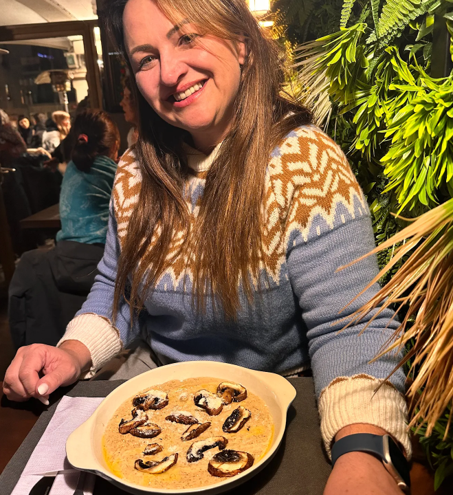 L’Alternativa Andorra. Best tapas bar. As melhores avaliações de restaurantes em Andorra, um dos melhores locais para comer tapas. Adriano Hoinaski. Viemos no restaurante da Marta e do esposo dela, eu nunca vi um atendimento igual ao deles na Europa, simplesmente fantástico, comida sensacional. Comida: 5/5 Servicio: 5/5 Ambiente: 5/5. Prezado Adriano Hoinaski. Muito obrigado pela sua maravilhosa avaliação. Ficamos extremamente felizes em saber que a sua experiência no restaurante da Marta e do seu esposo foi tão positiva. Comentários como o seu nos motivam a continuar a oferecer um atendimento acolhedor, uma comida feita com carinho e um ambiente agradável, a qual é marcas da Alternativa Andorra. Aproveitamos para compartilhar que agora abrimos também às quintas e sextas ao meio‑dia, com um prato do dia caseiro, preparado com produtos frescos, de excelente qualidade e a um preço muito acessível. Será um prazer recebe‑lo novamente para experimentar. Agradecemos de coração a sua visita e esperamos revê‑lo muito em breve. Será sempre muito bem‑vindo. Com toda a cordialidade, L’Alternativa Andorra #Alternativaandorra #TapasBar #BardeTapas #comidasensacional #Atendimiento