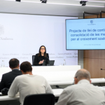 RESIDÈNCIA FISCAL ANDORRA NOVES CONDICIONS FEBRER DEL 2026. S’incrementa a 800.000 euros la inversió inicial per als residents passius i es fixen aportacions de 30.000 euros a fons perdut per als residents passius i els treballadors per compte propi. El Govern continua impulsant mesures per garantir un creixement sostenible de la població del país. És per aquest motiu que aquest dijous a la tarda la ministra Presidència, Economia, Treball i Habitatge, Conxita Marsol i la ministra de Justícia i Interior, Ester Molné. Han presentat un nou Projecte de llei que té com a objectiu donar continuïtat i consolidar les mesures impulsades fa poc més d’un any amb la Llei per al creixement sostenible i el dret a l’habitatge, coneguda popularment com a ‘llei òmnibus’. “Fem un nou pas per garantir un creixement sostenible del país i que aquest sigui sostingut al llarg del temps”, ha declarat Marsol. El Projecte de llei, que el Govern entrarà a tràmit parlamentari els dies que venen, té dos principals eixos d’actuació: immigració i inversió estrangera. La voluntat és incrementar els requisits econòmics per a la inversió estrangera i millorar el control migratori. Així, una de les mesures més rellevants és l’increment de l’impost de la inversió estrangera immobiliària (IEI): l’IEI es dobla i queda fixat en un 6% per al primer immoble i en un 10% per a la resta. A més, s’amplia fins a 800.000 euros l’import de la inversió estrangera inicial per obtenir l’autorització de residència passiva (fins a l’actualitat era de sis-cents mil euros). “Ampliem l’impost i la limitació a la inversió estrangera, però ho fem de forma progressiva i sense aturar-la, perquè seria contraproduent per al desenvolupament econòmic del país”, ha aclarit la ministra Marsol. Encara en matèria econòmica, el Projecte de llei també crea l’aportació a fons perdut a favor de l’Estat per aquella inversió inicial que han de fer els sol·licitants de residència i treball per compte propi i per als de residència passiva. Així, dels 50.000 euros que actualment ja s’han d’aportar, 30.000 seran a fons perdut. A més, les persones que tramitin la sol·licitud de residència passiva, també hauran d’abonar a fons perdut la meitat de l’impost actual, és a dir 6.000 euros, per cada persona a càrrec. El Projecte de llei, tal com ha detallat Conxita Marsol, també contempla que el Govern pugui aprovar limitacions en matèria de comerç destinades a garantir el creixement urbanístic i demogràfic sostenible. En aquesta matèria, la ministra ha exposat que la voluntat de l’executiu es desplegar un estudi sobre el comerç per així analitzar possibles mesures que permetin regular algunes activitats comercials devoradores de recursos. Control migratori en origen Pel que fa a les mesures vinculades al control migratori, el Projecte de llei contempla diverses mesures. Molné ha destacat que una de les més importants és l’habilitació legal, per primera vegada, d’una nova tipologia d’autorització temporal de contractació en origen. La ministra ha destacat que aquesta mesura és només l’habilitació necessària legal del permís i, si la llei s’aprova, caldrà desenvolupar reglamentàriament aquest nou permís. Molné ha detallat que actualment l’Executiu ja està treballant amb diversos països extracomunitaris per desenvolupar aquests mecanismes de control en origen que podrien estar habilitats per a la temporada d’hivern 2026/2027. Una altra de les mesures que contempla la proposta de text legal és l’ampliació del requisit de reserva de quota dels treballadors per compte propi (prèviament a la concessió de l’autorització) també a les professions titulades. Aquest sistema actualment ja es preveu per als autònoms i permet garantir que es disposa de la quota de treball un cop feta la inversió necessària. De la mateixa manera que les persones per compte propi, les professions titulades també gaudiran de 6 mesos per formalitzar la inversió. Si passat aquest termini no l’han realitzat, no obtindran l’autorització d’immigració. Així mateix, la normativa que planteja el Govern també estableix un mecanisme de control perquè els treballadors temporers puguin fer hores extraordinàries en un altre sector, sense sobrepassar les 52h/setmanals o les 12h/setmanals en un altre sector. D’aquesta manera, s’habilita aquesta possibilitat que actualment també es permet a les persones que tenen permís de residència i treball prorrogable. Finalment, i pel que fa a les mesures vinculades a immigració, el Projecte de llei també prohibeix el canvi de sector fins que no s’assoleixi la tercera renovació del permís (és a dir, 5 anys de residència al país) als treballadors extracomunitaris. Fins a l’actualitat, el canvi de sector no es permetia fins als 3 anys de residència, o cosa que és equivalent, fins a la segona renovació. Ester Molné ha explicat que això permetrà l’estabilitat dels treballadors extracomunitaris en el sector que són més qualificats.