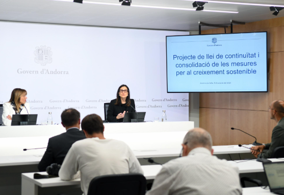 RESIDÈNCIA FISCAL ANDORRA NOVES CONDICIONS FEBRER DEL 2026. S’incrementa a 800.000 euros la inversió inicial per als residents passius i es fixen aportacions de 30.000 euros a fons perdut per als residents passius i els treballadors per compte propi. El Govern continua impulsant mesures per garantir un creixement sostenible de la població del país. És per aquest motiu que aquest dijous a la tarda la ministra Presidència, Economia, Treball i Habitatge, Conxita Marsol i la ministra de Justícia i Interior, Ester Molné. Han presentat un nou Projecte de llei que té com a objectiu donar continuïtat i consolidar les mesures impulsades fa poc més d’un any amb la Llei per al creixement sostenible i el dret a l’habitatge, coneguda popularment com a ‘llei òmnibus’. “Fem un nou pas per garantir un creixement sostenible del país i que aquest sigui sostingut al llarg del temps”, ha declarat Marsol. El Projecte de llei, que el Govern entrarà a tràmit parlamentari els dies que venen, té dos principals eixos d’actuació: immigració i inversió estrangera. La voluntat és incrementar els requisits econòmics per a la inversió estrangera i millorar el control migratori. Així, una de les mesures més rellevants és l’increment de l’impost de la inversió estrangera immobiliària (IEI): l’IEI es dobla i queda fixat en un 6% per al primer immoble i en un 10% per a la resta. A més, s’amplia fins a 800.000 euros l’import de la inversió estrangera inicial per obtenir l’autorització de residència passiva (fins a l’actualitat era de sis-cents mil euros). “Ampliem l’impost i la limitació a la inversió estrangera, però ho fem de forma progressiva i sense aturar-la, perquè seria contraproduent per al desenvolupament econòmic del país”, ha aclarit la ministra Marsol. Encara en matèria econòmica, el Projecte de llei també crea l’aportació a fons perdut a favor de l’Estat per aquella inversió inicial que han de fer els sol·licitants de residència i treball per compte propi i per als de residència passiva. Així, dels 50.000 euros que actualment ja s’han d’aportar, 30.000 seran a fons perdut. A més, les persones que tramitin la sol·licitud de residència passiva, també hauran d’abonar a fons perdut la meitat de l’impost actual, és a dir 6.000 euros, per cada persona a càrrec. El Projecte de llei, tal com ha detallat Conxita Marsol, també contempla que el Govern pugui aprovar limitacions en matèria de comerç destinades a garantir el creixement urbanístic i demogràfic sostenible. En aquesta matèria, la ministra ha exposat que la voluntat de l’executiu es desplegar un estudi sobre el comerç per així analitzar possibles mesures que permetin regular algunes activitats comercials devoradores de recursos. Control migratori en origen Pel que fa a les mesures vinculades al control migratori, el Projecte de llei contempla diverses mesures. Molné ha destacat que una de les més importants és l’habilitació legal, per primera vegada, d’una nova tipologia d’autorització temporal de contractació en origen. La ministra ha destacat que aquesta mesura és només l’habilitació necessària legal del permís i, si la llei s’aprova, caldrà desenvolupar reglamentàriament aquest nou permís. Molné ha detallat que actualment l’Executiu ja està treballant amb diversos països extracomunitaris per desenvolupar aquests mecanismes de control en origen que podrien estar habilitats per a la temporada d’hivern 2026/2027. Una altra de les mesures que contempla la proposta de text legal és l’ampliació del requisit de reserva de quota dels treballadors per compte propi (prèviament a la concessió de l’autorització) també a les professions titulades. Aquest sistema actualment ja es preveu per als autònoms i permet garantir que es disposa de la quota de treball un cop feta la inversió necessària. De la mateixa manera que les persones per compte propi, les professions titulades també gaudiran de 6 mesos per formalitzar la inversió. Si passat aquest termini no l’han realitzat, no obtindran l’autorització d’immigració. Així mateix, la normativa que planteja el Govern també estableix un mecanisme de control perquè els treballadors temporers puguin fer hores extraordinàries en un altre sector, sense sobrepassar les 52h/setmanals o les 12h/setmanals en un altre sector. D’aquesta manera, s’habilita aquesta possibilitat que actualment també es permet a les persones que tenen permís de residència i treball prorrogable. Finalment, i pel que fa a les mesures vinculades a immigració, el Projecte de llei també prohibeix el canvi de sector fins que no s’assoleixi la tercera renovació del permís (és a dir, 5 anys de residència al país) als treballadors extracomunitaris. Fins a l’actualitat, el canvi de sector no es permetia fins als 3 anys de residència, o cosa que és equivalent, fins a la segona renovació. Ester Molné ha explicat que això permetrà l’estabilitat dels treballadors extracomunitaris en el sector que són més qualificats.