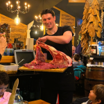 À la Sangria Grill, niché à seulement 50 mètres du Sanctuaire de Meritxell (CG-2, Canillo AD100), on vit pour les viandes d'exception cuites à la vraie braise de bois. Sous la direction du chef Vincent, chaque pièce raconte une histoire de qualité, de maturation parfaite et de maîtrise du feu.