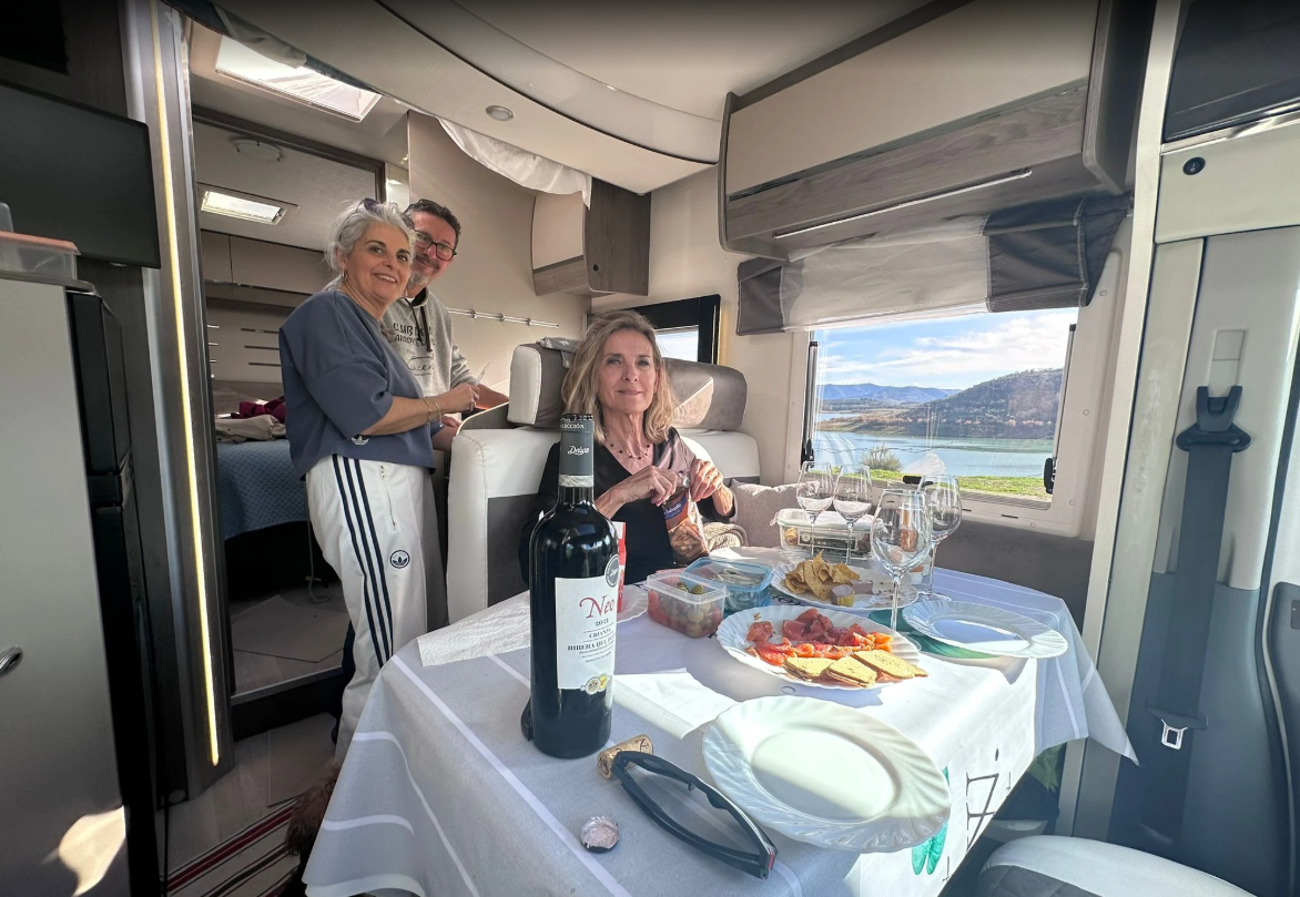 Quiero dar las gracias de corazón a Autocaravana Sierra Nevada, en especial a Alejandra y a todo su equipo, por lo increíblemente amables y profesionales que han sido con nosotros. Creo sinceramente que es muy importante dónde se compra una autocaravana, porque el servicio después de la compra —sobre todo cuando eres novato como nosotros— lo es todo. Desde el primer momento nos han atendido de maravilla, antes y después de comprarla, siempre resolviendo dudas, acompañándonos y haciéndonos sentir tranquilos y bien asesorados. Eso marca una diferencia enorme. Nuestra autocaravana ya tiene nombre; se llama La Pepa, 😊. Para nosotros era la ilusión de nuestra vida, un sueño cumplido, y gracias a ellos ese sueño sigue siéndolo. Porque, por desgracia, cuando uno se equivoca al elegir dónde comprar, lo que debería ser un sueño puede convertirse en una pesadilla. Os dejo unas fotitos, para que veáis que es preciosa 💖. Gracias por hacerlo tan fácil y tan bonito. 🚐✨