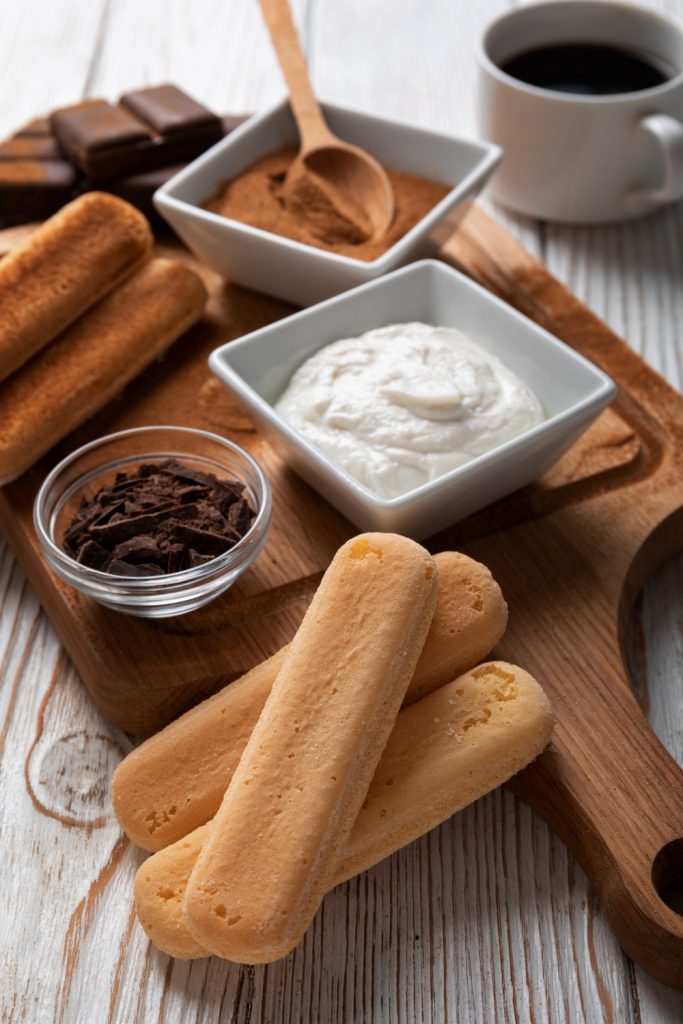 Danone acelera su transformación digital: datos, IA y talento para liderar el sector de la alimentación Innovación La compañía ha triplicado su inversión en digitalización, ha formado al 80 % de su plantilla en datos y ya aplica modelos predictivos que optimizan ventas, logística y planificación en más de 100.000 puntos de venta. “En Danone nunca hemos entendido la digitalización como un simple complemento, sino como un auténtico acelerador del negocio. La tecnología no es un fin en sí misma: es la palanca que impulsa el crecimiento, la eficiencia y la creación de valor sostenible”, asegura Nicolas Cosqueric, CIO de Danone Iberia. “Cuando integras lo digital en el corazón de la estrategia, cada proceso se vuelve más ágil, cada decisión más inteligente y cada oportunidad más tangible. Por eso, lo tenemos claro: cuando digitalizas, ganas”, añade. El uso de la inteligencia artificial y el aprendizaje automático (machine learning) se ha consolidado como uno de los pilares estratégicos de la compañía. Estas tecnologías permiten superar el análisis tradicional de datos y avanzar hacia modelos predictivos capaces de generar una ventaja competitiva real. En el ámbito de la planificación comercial, Danone ha reforzado de forma notable su capacidad para anticipar el comportamiento del mercado gracias a sistemas que integran datos históricos, información interna y variables externas —desde tendencias de consumo hasta factores macroeconómicos o estacionales—. Esta visión 360 grados se traduce en previsiones más precisas, una optimización más eficiente de la planificación industrial y logística y una reducción significativa del margen de error en la estimación de ventas.