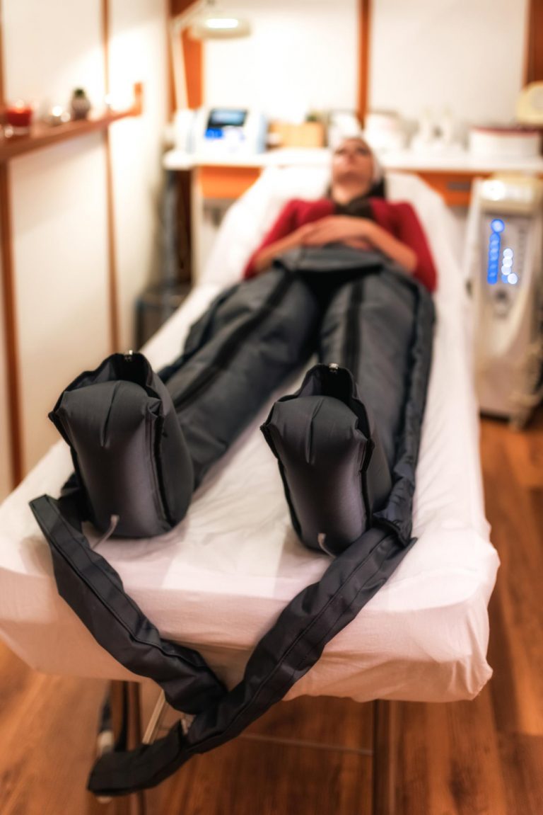 La pressoteràpia és un dels tractaments estrella que oferim a Natural Beauty Mileidy per cuidar les teves cames i millorar la sensació de lleugeresa a tot el cos. És ideal si pateixes de cames cansades, retenció de líquids o inflor, o si simplement vols activar la circulació i sentir-te millor per dins i per fora. Què és i com funciona la pressoteràpia? La pressoteràpia és un tractament que utilitza unes botes o un vestit especial amb cambres d’aire que s’inflen i es desinflen de manera seqüencial al voltant de les cames (i, segons l’equip, també glutis i abdomen). Aquesta compressió pneumàtica fa un massatge profund que imita el drenatge que faria un massatgista amb les mans, però de forma constant, controlada i molt agradable. El moviment de la pressió sempre va des dels peus cap al cor, ajudant a impulsar la sang i la limfa cap amunt. D’aquesta manera, s’afavoreix el retorn venós i el drenatge limfàtic, que és el sistema encarregat d’eliminar toxines, líquids sobrants i residus metabòlics del cos. Una sessió habitual dura entre 20 i 40 minuts, durant els quals només has d’estirar-te, relaxar-te i deixar que la màquina treballi per tu. Beneficis principals de la pressoteràpia A Natural Beauty Mileidy treballem la pressoteràpia com un aliat tant estètic com de benestar: Millora la circulacióLa pressió seqüencial ajuda a activar la circulació sanguínia i limfàtica, reduint la sensació de cames pesades i inflor als turmells o genolls. Redueix la retenció de líquids i volumEn afavorir el drenatge limfàtic, el cos expulsa líquids acumulats i toxines, cosa que pot traduir-se en una lleugera pèrdua de volum i una silueta més definida. Ajuda amb la cel·lulitis i l’aspecte de la pellEn millorar la circulació i eliminar líquids retinguts, la pressoteràpia contribueix a millorar l’aspecte de la pell de taronja i a fer-la més llisa i uniforme. Sensació de lleugeresa i relaxMolts clients expliquen que, en acabar la sessió, noten les cames molt més lleugeres, menys inflades i amb una agradable sensació de descans profund. Per a qui és ideal? La pressoteràpia que fem a Natural Beauty Mileidy és especialment recomanable si: Sents cames cansades, inflor o pesadesa al final del dia.​ Passes moltes hores dret/a o assegut/da (feina d’oficina, dependents, hostaleria…).​ Pateixes retenció de líquids o tens tendència a inflar-te als turmells o bessons. Estàs fent tractaments per millorar la cel·lulitis i vols potenciar-ne els resultats. Practiques esport i vols ajudar el cos a recuperar-se millor després de l’esforç. Abans de començar, revisem sempre el teu cas per garantir que la pressoteràpia és adequada per a tu, especialment si tens problemes circulatoris concrets o alguna patologia que requereixi una atenció especial.​ Com és una sessió a Natural Beauty Mileidy? T’estirem còmodament a la llitera i col·loquem les botes de pressoteràpia a les cames (i, si cal, a altres zones segons l’equip i l’objectiu del tractament).​ Programem la màquina amb la pressió i el temps adequats al teu cas.​ Les cambres d’aire comencen a inflar-se i desinflar-se de forma rítmica, des del peu cap amunt, generant una mena de “massatge ondulant” molt relaxant.​ Durant 20–40 minuts et relaxes, respires i deixes que el teu cos es regeneri. En acabar, notaràs les cames més lleugeres i una agradable sensació de benestar general. Text curt per a post (Instagram / Facebook) La pressoteràpia millora la circulació, elimina toxines i ajuda a reduir volum. Ideal si pateixes de cames cansades o retenció de líquids. El teu cos t’ho agrairà des de la primera sessió.Vine a provar la pressoteràpia a Natural Beauty Mileidy i descobreix què és sentir les cames realment lleugeres. #DrenajeLinfático #PiernasLigeras #AdiósRetención #CirculaciónSana #PresoterapiaAndorraLaVella #BienestarAndorra #SaludEnAndorra #EsteticaAndorraLaVella