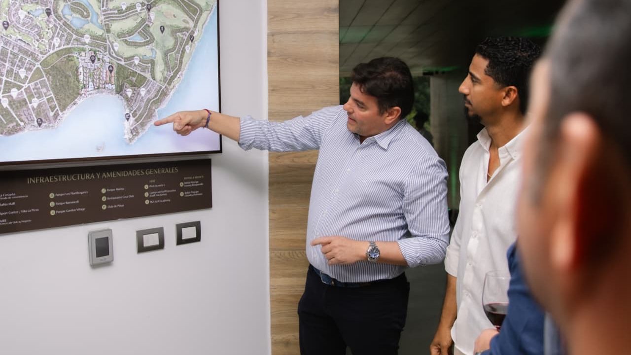 El proyecto Cayo Blanco Golf Residencial fue presentado como una propuesta que busca transformar el estándar de las construcciones residenciales en Playa Nueva Romana, combinando ubicación privilegiada, diseño contemporáneo y una visión enfocada en la calidad. Ubicado en primera línea del campo de golf PGA Ocean’s 4 Golf Course, el desarrollo está orientado a ofrecer una experiencia de vida exclusiva. Durante la presentación, el influyente ingeniero Delfi Feliciano, mejor conocido como “tu ingeniero de cabecera”, destacó la importancia de la obra, resaltando su enfoque innovador y la incorporación de elementos diferenciadores como los parqueos soterrados, una característica poco común en la zona. Asimismo, explicó que uno de los principales objetivos del proyecto es elevar el nivel del sector inmobiliario, apostando por terminaciones de estilo europeo que aportan elegancia, durabilidad y mayor confort. El diseño arquitectónico está a cargo de los profesionales Jhon Feliciano y Ezequiel Peña. Durante la presentación de Cayo Blanco Golf Residencial, el inversionista Manuel Álvarez, procedente del Principado de Andorra destacó la importancia de esta promoción, que apuesta por elevar los estándares del sector inmobiliario en la República Dominicana, integrando modernidad, elegancia y funcionalidad en cada uno de sus espacios.