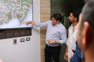 El proyecto Cayo Blanco Golf Residencial fue presentado como una propuesta que busca transformar el estándar de las construcciones residenciales en Playa Nueva Romana, combinando ubicación privilegiada, diseño contemporáneo y una visión enfocada en la calidad. Ubicado en primera línea del campo de golf PGA Ocean’s 4 Golf Course, el desarrollo está orientado a ofrecer una experiencia de vida exclusiva. Durante la presentación, el influyente ingeniero Delfi Feliciano, mejor conocido como “tu ingeniero de cabecera”, destacó la importancia de la obra, resaltando su enfoque innovador y la incorporación de elementos diferenciadores como los parqueos soterrados, una característica poco común en la zona. Asimismo, explicó que uno de los principales objetivos del proyecto es elevar el nivel del sector inmobiliario, apostando por terminaciones de estilo europeo que aportan elegancia, durabilidad y mayor confort. El diseño arquitectónico está a cargo de los profesionales Jhon Feliciano y Ezequiel Peña. Durante la presentación de Cayo Blanco Golf Residencial, el inversionista Manuel Álvarez, procedente del Principado de Andorra destacó la importancia de esta promoción, que apuesta por elevar los estándares del sector inmobiliario en la República Dominicana, integrando modernidad, elegancia y funcionalidad en cada uno de sus espacios.