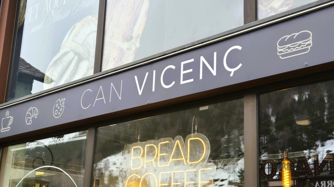 Au Tarter, CAN VICENÇ apporte enfin aux montagnes d’Andorre ce que beaucoup attendaient : du très bon pain et des viennoiseries vraiment excellentes, préparés chaque jour dans son propre fournil artisanal. Ici, on respecte les traditions boulangères tout en intégrant des techniques modernes, avec un seul objectif : obtenir des produits gourmands, réguliers et de grande qualité. Chaque matin, vous y trouverez une large gamme de pain pour tous les goûts et besoins : pains classiques, pains spéciaux et recettes élaborées avec des farines sélectionnées et une fermentation soignée, pour une mie savoureuse et une croûte bien dorée. Le tout est travaillé de façon artisanale, avec des matières premières de haute qualité, afin que chaque tranche de pain accompagne à la perfection vos petits-déjeuners, vos repas en famille ou vos journées de ski. Côté gourmandise, les viennoiseries sont au centre de l’expérience CAN VICENÇ : croissants au beurre, pièces feuilletées, brioches et « coques » sucrées, pensées pour que chaque bouchée soit un vrai moment de plaisir. Que vous soyez plutôt croissant, donut ou coca de sucre, vous trouverez toujours une sensation pour accompagner votre café du matin ou une pause goûter après la neige. CAN VICENÇ, c’est aussi la pâtisserie de vos grandes occasions : gâteaux à base de mousse, génoises, fruits, pâte feuilletée ou spécialités de saison comme les roscóns, les coques ou les desserts typiques des fêtes. Anniversaire, dîner entre amis ou célébration en famille au Tarter ou dans les environs : choisissez seulement votre gâteau, et vous êtes sûr de faire plaisir à chacun.​ Installé à El Tarter, au cœur d’une des zones les plus dynamiques de Grandvalira, CAN VICENÇ est le nouvel arrêt incontournable pour bien commencer la journée ou terminer une bonne session de ski avec une touche sucrée. Que vous soyez résident en Andorre ou de passage pour les vacances, passez découvrir ce nouvel espace gourmand : très bon pain, viennoiseries excellentes… et l’odeur irrésistible du four qui sort du fournil chaque matin.