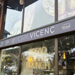 Au Tarter, CAN VICENÇ apporte enfin aux montagnes d’Andorre ce que beaucoup attendaient : du très bon pain et des viennoiseries vraiment excellentes, préparés chaque jour dans son propre fournil artisanal. Ici, on respecte les traditions boulangères tout en intégrant des techniques modernes, avec un seul objectif : obtenir des produits gourmands, réguliers et de grande qualité. Chaque matin, vous y trouverez une large gamme de pain pour tous les goûts et besoins : pains classiques, pains spéciaux et recettes élaborées avec des farines sélectionnées et une fermentation soignée, pour une mie savoureuse et une croûte bien dorée. Le tout est travaillé de façon artisanale, avec des matières premières de haute qualité, afin que chaque tranche de pain accompagne à la perfection vos petits-déjeuners, vos repas en famille ou vos journées de ski. Côté gourmandise, les viennoiseries sont au centre de l’expérience CAN VICENÇ : croissants au beurre, pièces feuilletées, brioches et « coques » sucrées, pensées pour que chaque bouchée soit un vrai moment de plaisir. Que vous soyez plutôt croissant, donut ou coca de sucre, vous trouverez toujours une sensation pour accompagner votre café du matin ou une pause goûter après la neige. CAN VICENÇ, c’est aussi la pâtisserie de vos grandes occasions : gâteaux à base de mousse, génoises, fruits, pâte feuilletée ou spécialités de saison comme les roscóns, les coques ou les desserts typiques des fêtes. Anniversaire, dîner entre amis ou célébration en famille au Tarter ou dans les environs : choisissez seulement votre gâteau, et vous êtes sûr de faire plaisir à chacun.​ Installé à El Tarter, au cœur d’une des zones les plus dynamiques de Grandvalira, CAN VICENÇ est le nouvel arrêt incontournable pour bien commencer la journée ou terminer une bonne session de ski avec une touche sucrée. Que vous soyez résident en Andorre ou de passage pour les vacances, passez découvrir ce nouvel espace gourmand : très bon pain, viennoiseries excellentes… et l’odeur irrésistible du four qui sort du fournil chaque matin.