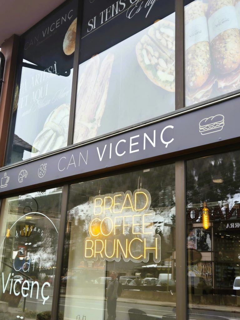 Au Tarter, CAN VICENÇ apporte enfin aux montagnes d’Andorre ce que beaucoup attendaient : du très bon pain et des viennoiseries vraiment excellentes, préparés chaque jour dans son propre fournil artisanal. Ici, on respecte les traditions boulangères tout en intégrant des techniques modernes, avec un seul objectif : obtenir des produits gourmands, réguliers et de grande qualité. Chaque matin, vous y trouverez une large gamme de pain pour tous les goûts et besoins : pains classiques, pains spéciaux et recettes élaborées avec des farines sélectionnées et une fermentation soignée, pour une mie savoureuse et une croûte bien dorée. Le tout est travaillé de façon artisanale, avec des matières premières de haute qualité, afin que chaque tranche de pain accompagne à la perfection vos petits-déjeuners, vos repas en famille ou vos journées de ski. Côté gourmandise, les viennoiseries sont au centre de l’expérience CAN VICENÇ : croissants au beurre, pièces feuilletées, brioches et « coques » sucrées, pensées pour que chaque bouchée soit un vrai moment de plaisir. Que vous soyez plutôt croissant, donut ou coca de sucre, vous trouverez toujours une sensation pour accompagner votre café du matin ou une pause goûter après la neige. CAN VICENÇ, c’est aussi la pâtisserie de vos grandes occasions : gâteaux à base de mousse, génoises, fruits, pâte feuilletée ou spécialités de saison comme les roscóns, les coques ou les desserts typiques des fêtes. Anniversaire, dîner entre amis ou célébration en famille au Tarter ou dans les environs : choisissez seulement votre gâteau, et vous êtes sûr de faire plaisir à chacun.​ Installé à El Tarter, au cœur d’une des zones les plus dynamiques de Grandvalira, CAN VICENÇ est le nouvel arrêt incontournable pour bien commencer la journée ou terminer une bonne session de ski avec une touche sucrée. Que vous soyez résident en Andorre ou de passage pour les vacances, passez découvrir ce nouvel espace gourmand : très bon pain, viennoiseries excellentes… et l’odeur irrésistible du four qui sort du fournil chaque matin.