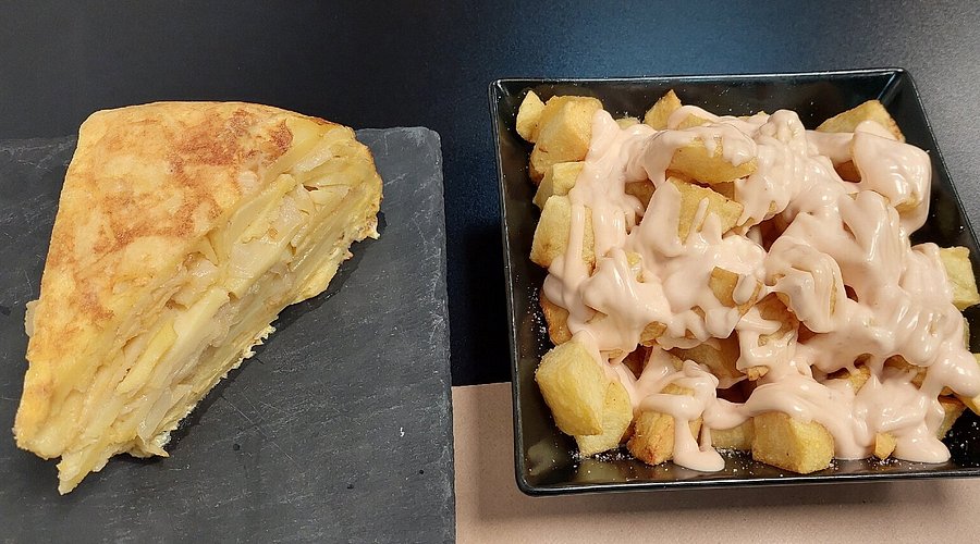 Bar Domenech. C. del Pui, 1 baix. Andorra la Vella. Tel. (+376) 821 571. Bar Restaurant Domènech (Snack Bar Domèn) El millor menú econòmic d'Andorra la Vella Ubicado en el Carrer del Pui, 1, este local es muy conocido tanto por los residentes como por los visitantes que buscan una opción auténtica y con una excelente relación calidad-precio en el centro histórico. Menú del Día Imbatible: Es uno de los puntos más destacados, ofreciendo un menú completo por solo 13,50 €. Es una de las opciones más económicas y equilibradas que puedes encontrar en la zona, ideal para una comida casera durante la jornada. Especialidad en tapas: El restaurante destaca por su oferta de tapas variadas, perfectas para compartir en un ambiente distendido. Son famosas por su sabor tradicional y raciones generosas. Domingos de arroz: Tal como mencionas, el arroz a la paella es el protagonista indiscutible de los domingos, convirtiéndose en una cita obligada para quienes disfrutan de este plato clásico en un ambiente familiar. Ambiente y horario: Es un lugar acogedor con un servicio cercano. Abre todos los días de 8:00 a 23:00, lo que lo hace muy versátil tanto para desayunos como para cenas tardías. Datos de contacto: Dirección: Carrer del Pui, 1, AD500 Andorra la Vella. Teléfono: +376 821 571 Es una opción fantástica si buscas comer bien sin gastar de más en una de las calles con más encanto de la capital andorrana. Horarios de 7 de la mañana a 12 de la noche todos los días. La cocina cierra a las 11.