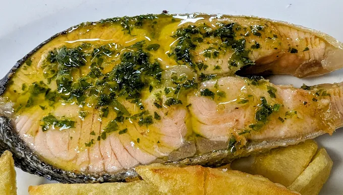 Bar Domenech. C. del Pui, 1 baix. Andorra la Vella. Tel. (+376) 821 571. Bar Restaurant Domènech (Snack Bar Domèn) El millor menú econòmic d'Andorra la Vella Ubicado en el Carrer del Pui, 1, este local es muy conocido tanto por los residentes como por los visitantes que buscan una opción auténtica y con una excelente relación calidad-precio en el centro histórico. Menú del Día Imbatible: Es uno de los puntos más destacados, ofreciendo un menú completo por solo 13,50 €. Es una de las opciones más económicas y equilibradas que puedes encontrar en la zona, ideal para una comida casera durante la jornada. Especialidad en tapas: El restaurante destaca por su oferta de tapas variadas, perfectas para compartir en un ambiente distendido. Son famosas por su sabor tradicional y raciones generosas. Domingos de arroz: Tal como mencionas, el arroz a la paella es el protagonista indiscutible de los domingos, convirtiéndose en una cita obligada para quienes disfrutan de este plato clásico en un ambiente familiar. Ambiente y horario: Es un lugar acogedor con un servicio cercano. Abre todos los días de 8:00 a 23:00, lo que lo hace muy versátil tanto para desayunos como para cenas tardías. Datos de contacto: Dirección: Carrer del Pui, 1, AD500 Andorra la Vella. Teléfono: +376 821 571 Es una opción fantástica si buscas comer bien sin gastar de más en una de las calles con más encanto de la capital andorrana. Horarios de 7 de la mañana a 12 de la noche todos los días. La cocina cierra a las 11. 