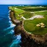 El proyecto Cayo Blanco Golf Residencial fue presentado como una propuesta que busca transformar el estándar de las construcciones residenciales en Playa Nueva Romana, combinando ubicación privilegiada, diseño contemporáneo y una visión enfocada en la calidad. Ubicado en primera línea del campo de golf PGA Ocean’s 4 Golf Course, el desarrollo está orientado a ofrecer una experiencia de vida exclusiva. Durante la presentación, el influyente ingeniero Delfi Feliciano, mejor conocido como “tu ingeniero de cabecera”, destacó la importancia de la obra, resaltando su enfoque innovador y la incorporación de elementos diferenciadores como los parqueos soterrados, una característica poco común en la zona. Asimismo, explicó que uno de los principales objetivos del proyecto es elevar el nivel del sector inmobiliario, apostando por terminaciones de estilo europeo que aportan elegancia, durabilidad y mayor confort. El diseño arquitectónico está a cargo de los profesionales Jhon Feliciano y Ezequiel Peña. Durante la presentación de Cayo Blanco Golf Residencial, el inversionista Manuel Álvarez, procedente del Principado de Andorra destacó la importancia de esta promoción, que apuesta por elevar los estándares del sector inmobiliario en la República Dominicana, integrando modernidad, elegancia y funcionalidad en cada uno de sus espacios.