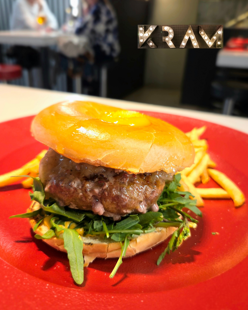 El perfil @andorrabusinesslovers en Instagram, gestionado por Joseph Mitjavila, se especializa en marketing online/offline y gestión de redes sociales para impulsar ventas en Andorra, España y Francia. Ofrece servicios de asesoramiento empresarial y visibilidad en la región, siendo un punto de contacto relevante para negocios locales. Instagram: Aquí tienes los detalles clave: Enfoque: Ayuda a mejorar ventas y marketing. Contacto: +33786568901 (WhatsApp). Alcance: Andorra, España y Francia. Instagram Para noticias oficiales de desarrollo económico en el Principado de Andorra, el perfil oficial es @andorra_business. Para contenido turístico general, con los mejores videos de Andorra la cuenta más popular es @andorralovers. 