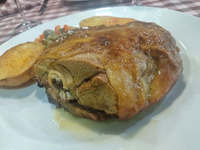 El perfil @andorrabusinesslovers en Instagram, gestionado por Joseph Mitjavila, se especializa en marketing online/offline y gestión de redes sociales para impulsar ventas en Andorra, España y Francia. Ofrece servicios de asesoramiento empresarial y visibilidad en la región, siendo un punto de contacto relevante para negocios locales. Instagram: Aquí tienes los detalles clave: Enfoque: Ayuda a mejorar ventas y marketing. Contacto: +33786568901 (WhatsApp). Alcance: Andorra, España y Francia. Instagram Para noticias oficiales de desarrollo económico en el Principado de Andorra, el perfil oficial es @andorra_business. Para contenido turístico general, con los mejores videos de Andorra la cuenta más popular es @andorralovers. 